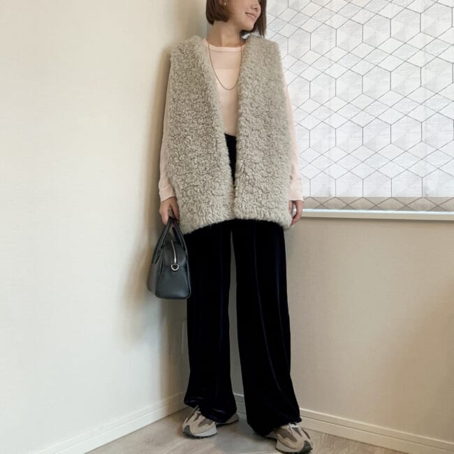 GUソフトシアークルネックT(長袖)とユニクロのソフトベロアイージーパンツのコーデ