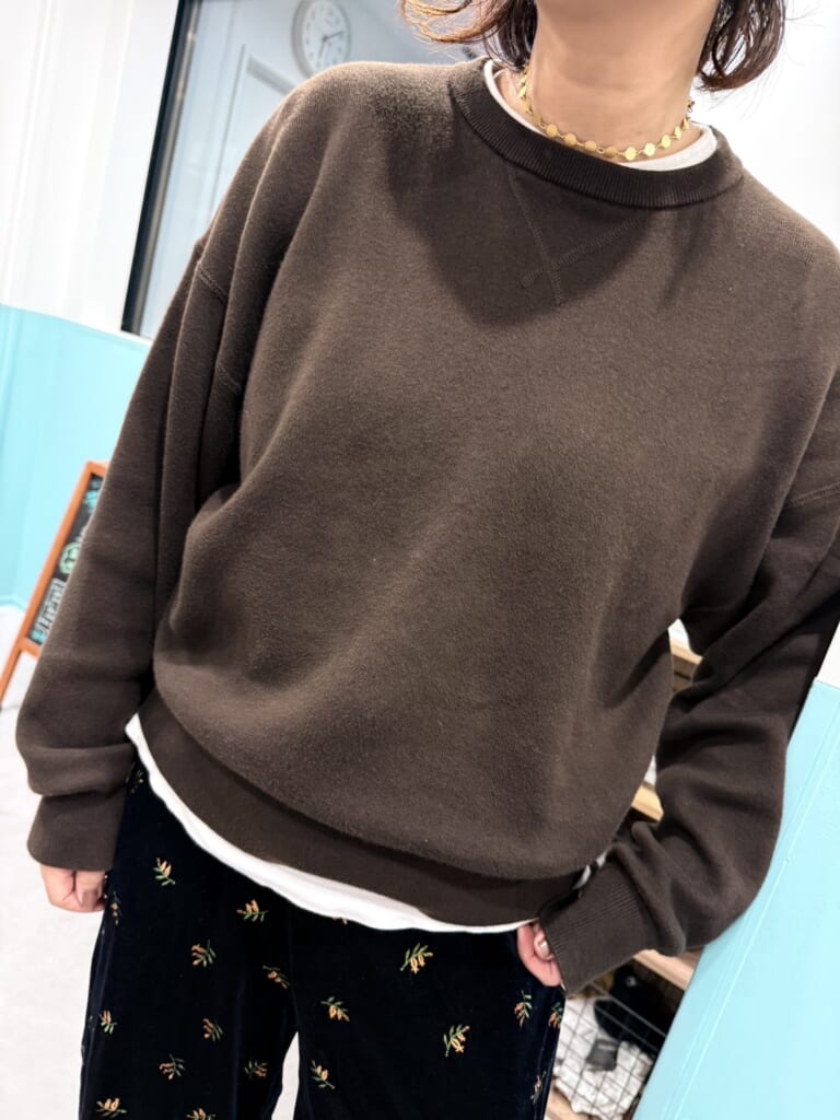 スタイリスト徳永千夏さん着用【ユニクロ：シー】「 スムースコットンクルーネックセーター」 寄りの写真