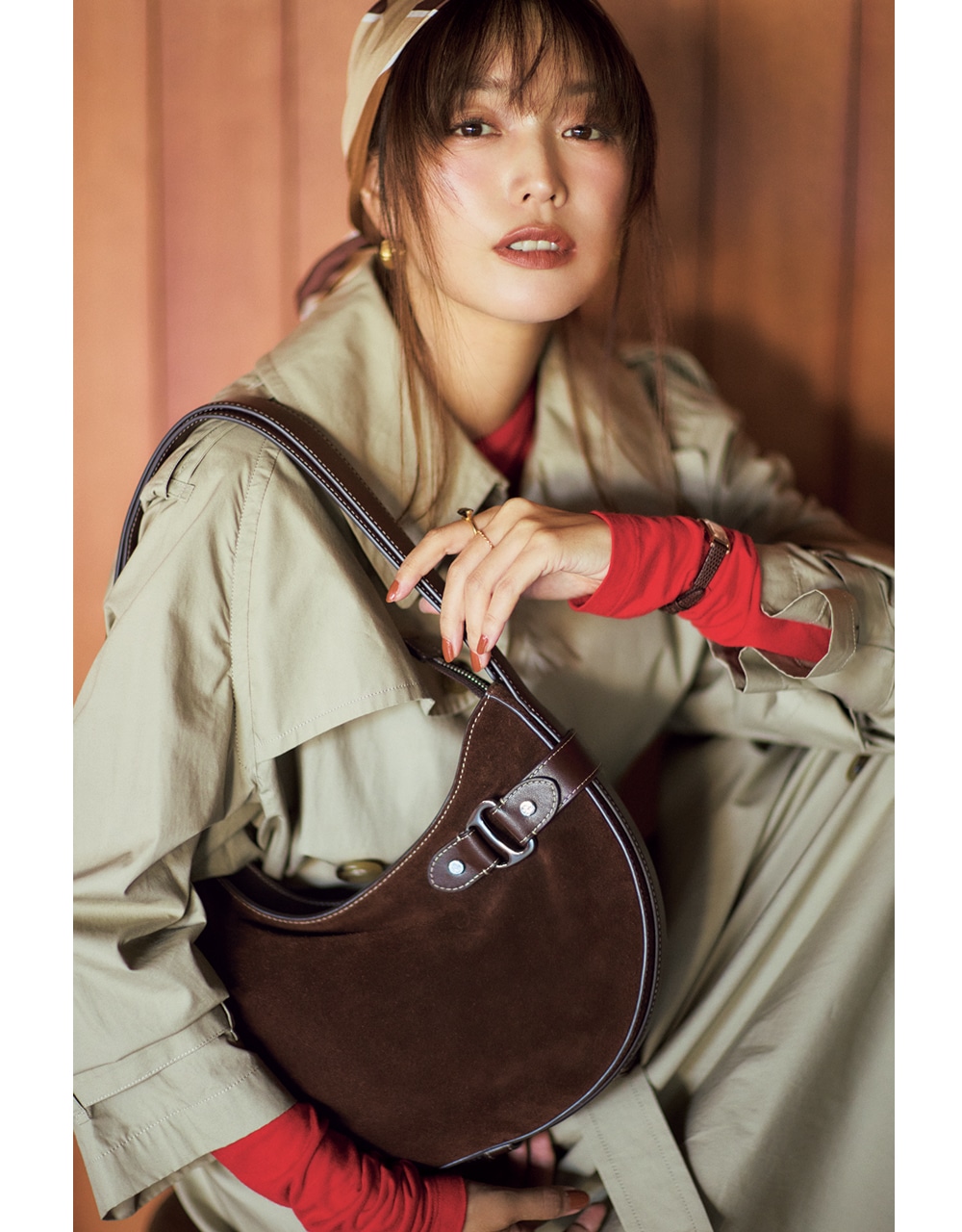 蛯原友里さん バッグ(縦31.8㎝×横31.8㎝×マチ6.4㎝)¥62700/ラルフ ローレン(ローレン ラルフ ローレン) コート¥79200/シオタ カットソー¥23100/ショールーム セッション(サヤカ デイヴィス) スカーフ¥27500/グラストンベリーショールーム(ア ピース オブ シック) ピアス¥35200/フラッパーズ(オクチジュエリー) 時計¥28600/シチズンお客様時計相談室(シチズン キー) リング(人さし指)¥15400/アルティーダ ウード リング(中指)¥41800/マリハ