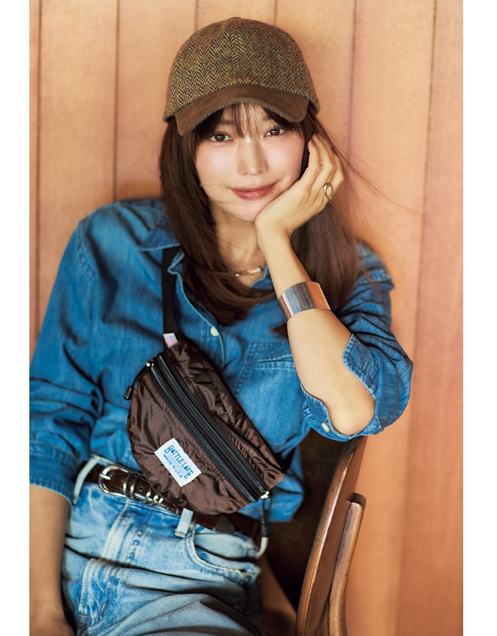 BATTLE LAKE OUTDOORS(バトル レイク アウトドアーズ)のウエストポーチ を持った蛯原友里さん