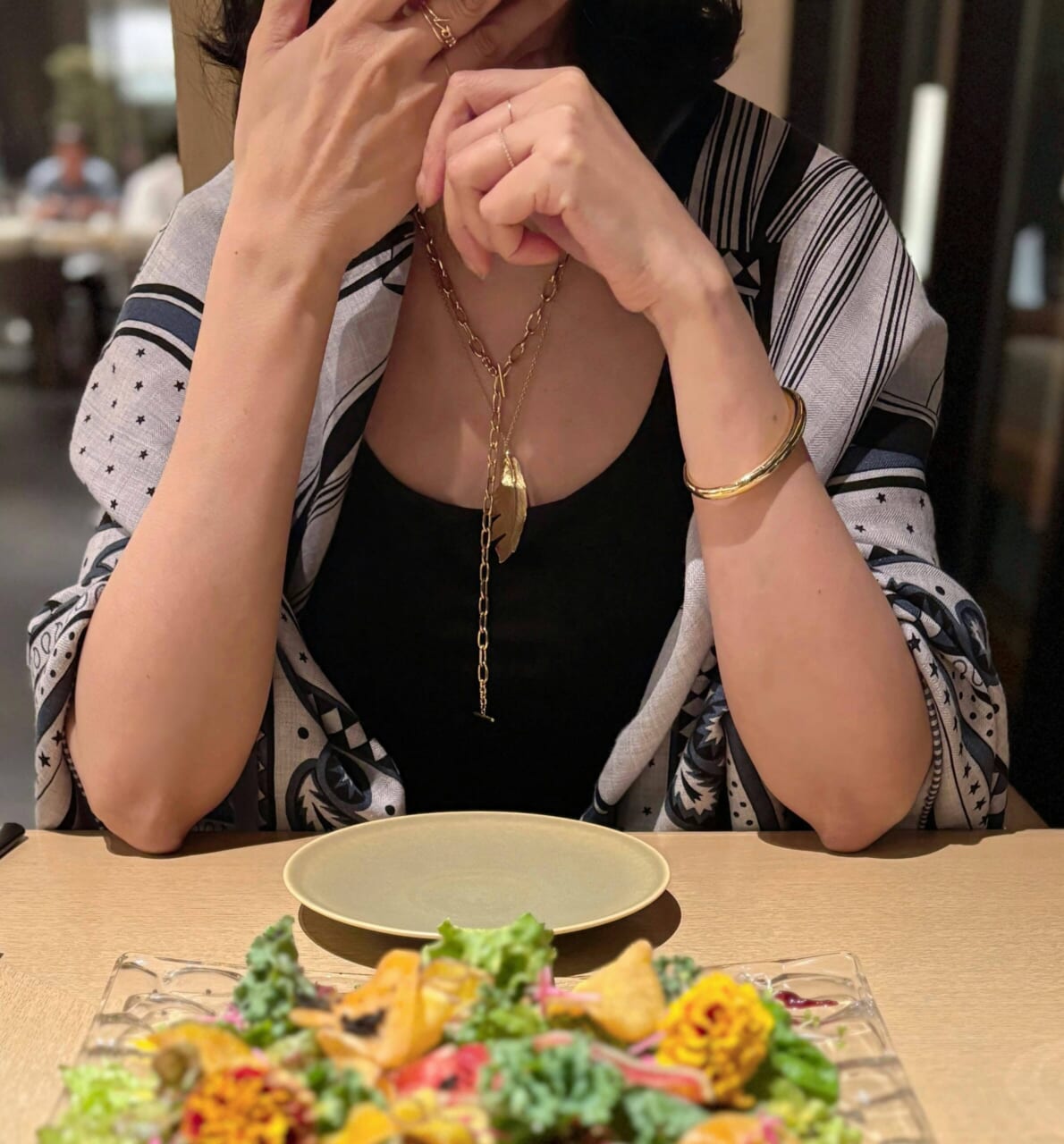 エルメス　カシシルバンダナ柄　レストランコーデ