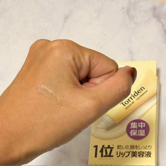 トリデン ソリッドインセラミド リップエッセンスを手に塗ったときの写真