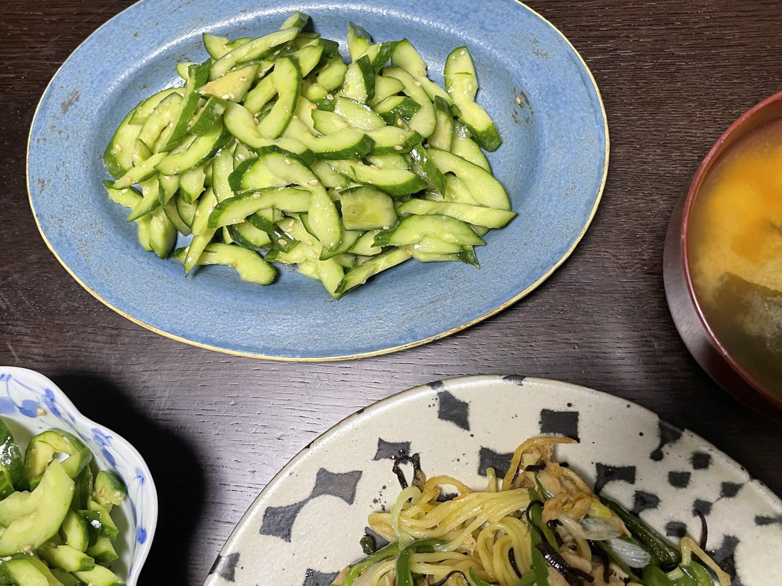 コウケンテツさんのレシピ「きゅうりのナムル」を40代主婦が作ってみた写真。ブルーのオーバル皿に盛り付けている。