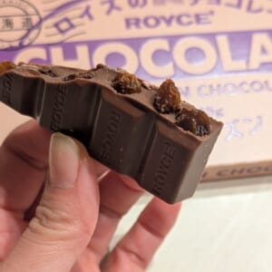 割ったラムレーズンチョコの断面