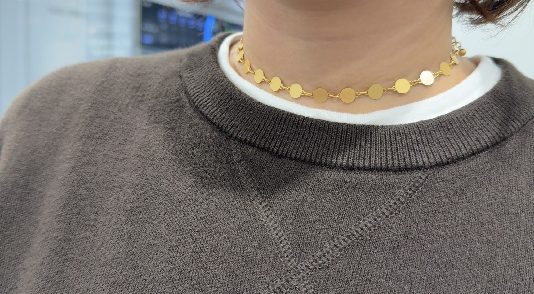 スタイリスト徳永千夏さん着用【ユニクロ：シー】「 スムースコットンクルーネックセーター」 首元にネックレスを合わせたコーディネートの紹介