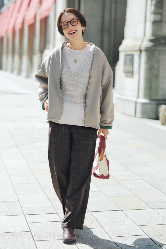 高山都さんの「Samansa Mos2 blue」“マルチスタイル”ボンディングブルゾンと「Samansa Mos2 blue」ストレートパンツのコーデ