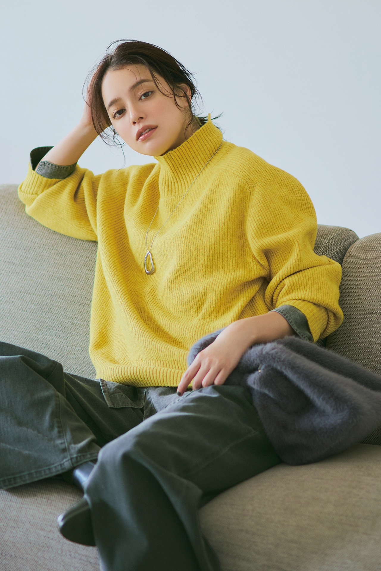 岸本セシルさんの『ANY』ハイネックの畦編みニットのコーデ