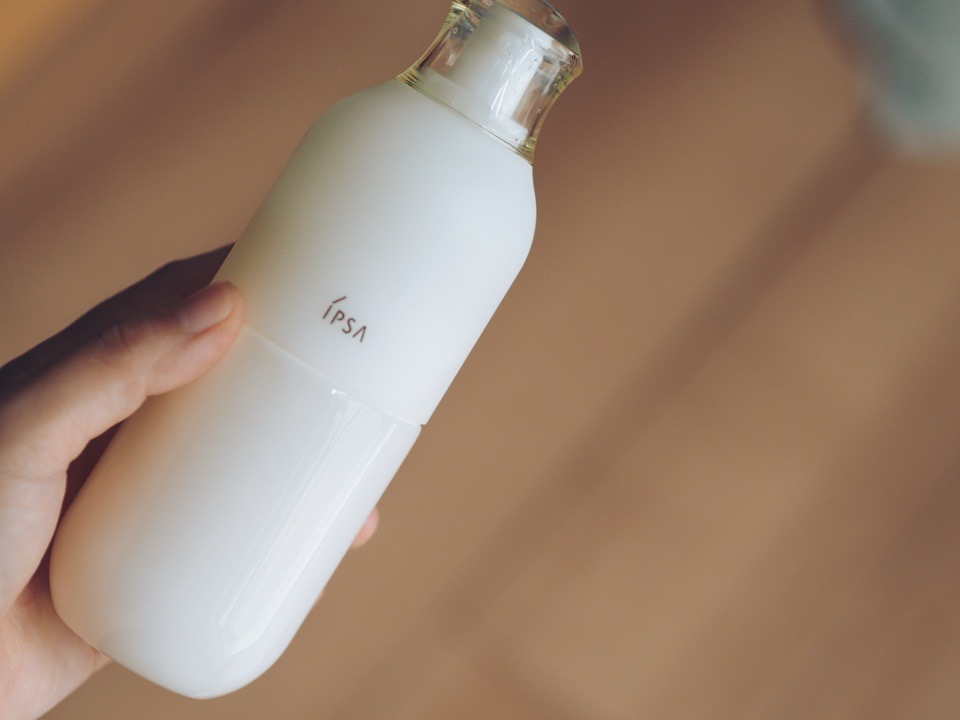 イプサのエムイーエヌを持つ手