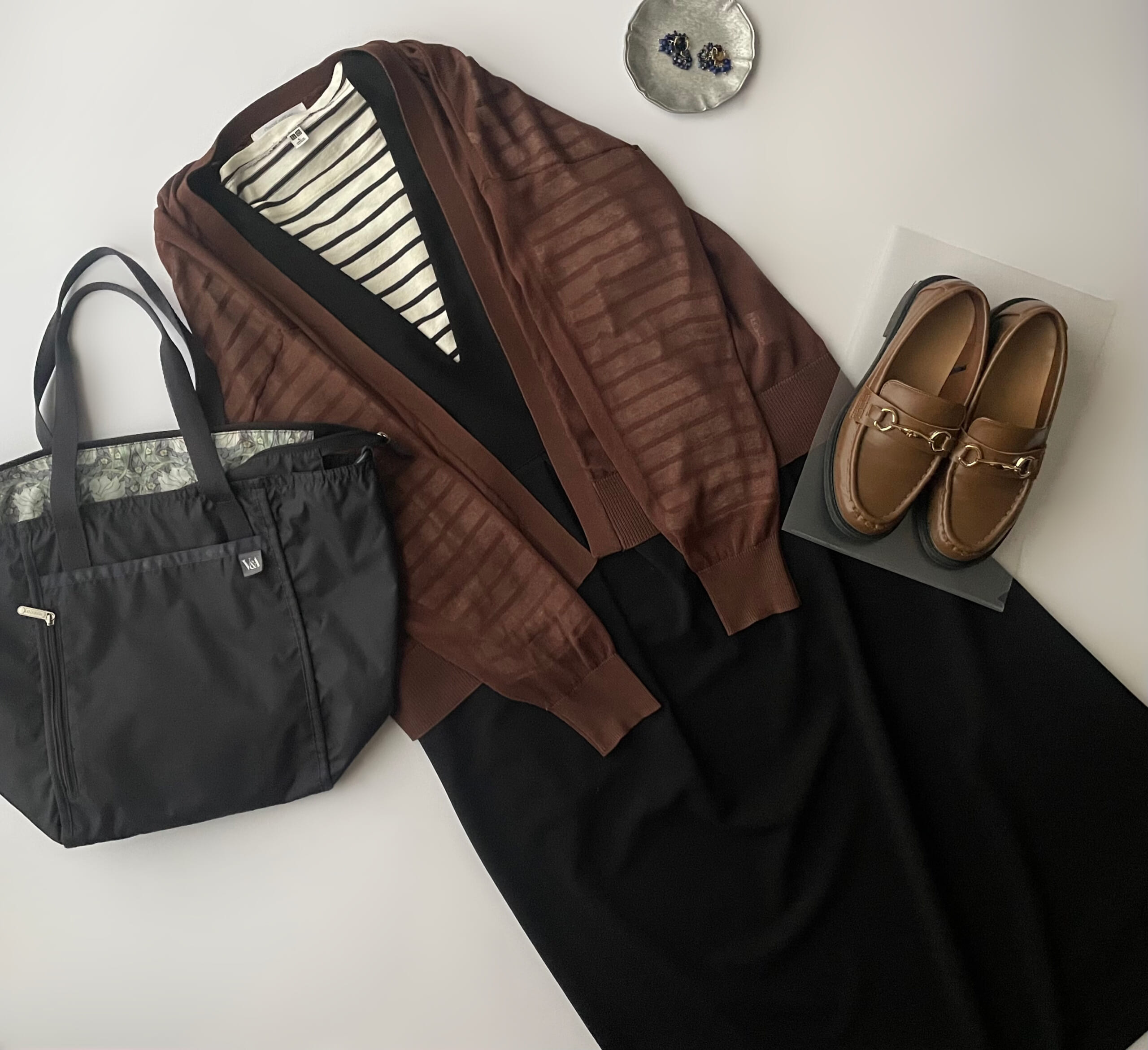 40代女性の2025年10月下旬コーデ、ユニクロのボーダーTにノアールレーベルのジャンパースカート、グリーンパークスのカーディガン（BROWN）を合わせたフラットレイ画像。