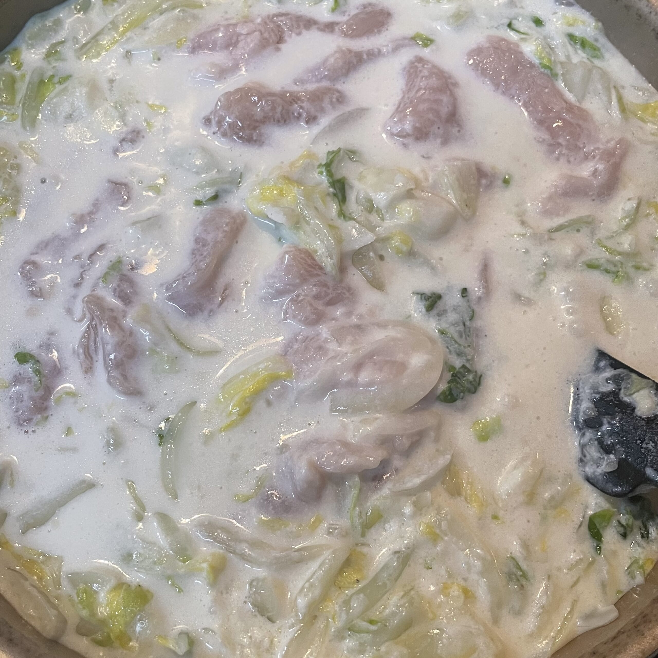 コウケンテツさんのレシピ「鶏むねと白菜のグラタン」を40代主婦が作ってみた、フライパンで作り途中の写真