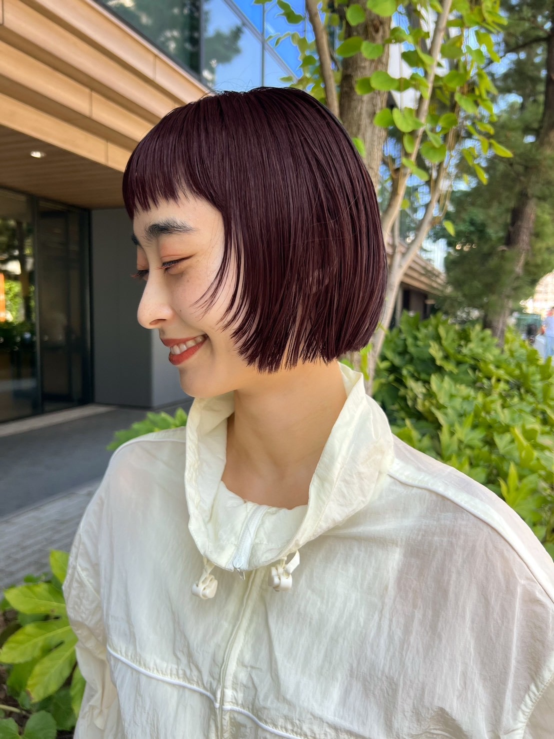 オン眉×ピンクラベンダーカラーで肌を明るく見せる！小顔レイヤーボブ　アザーカット01