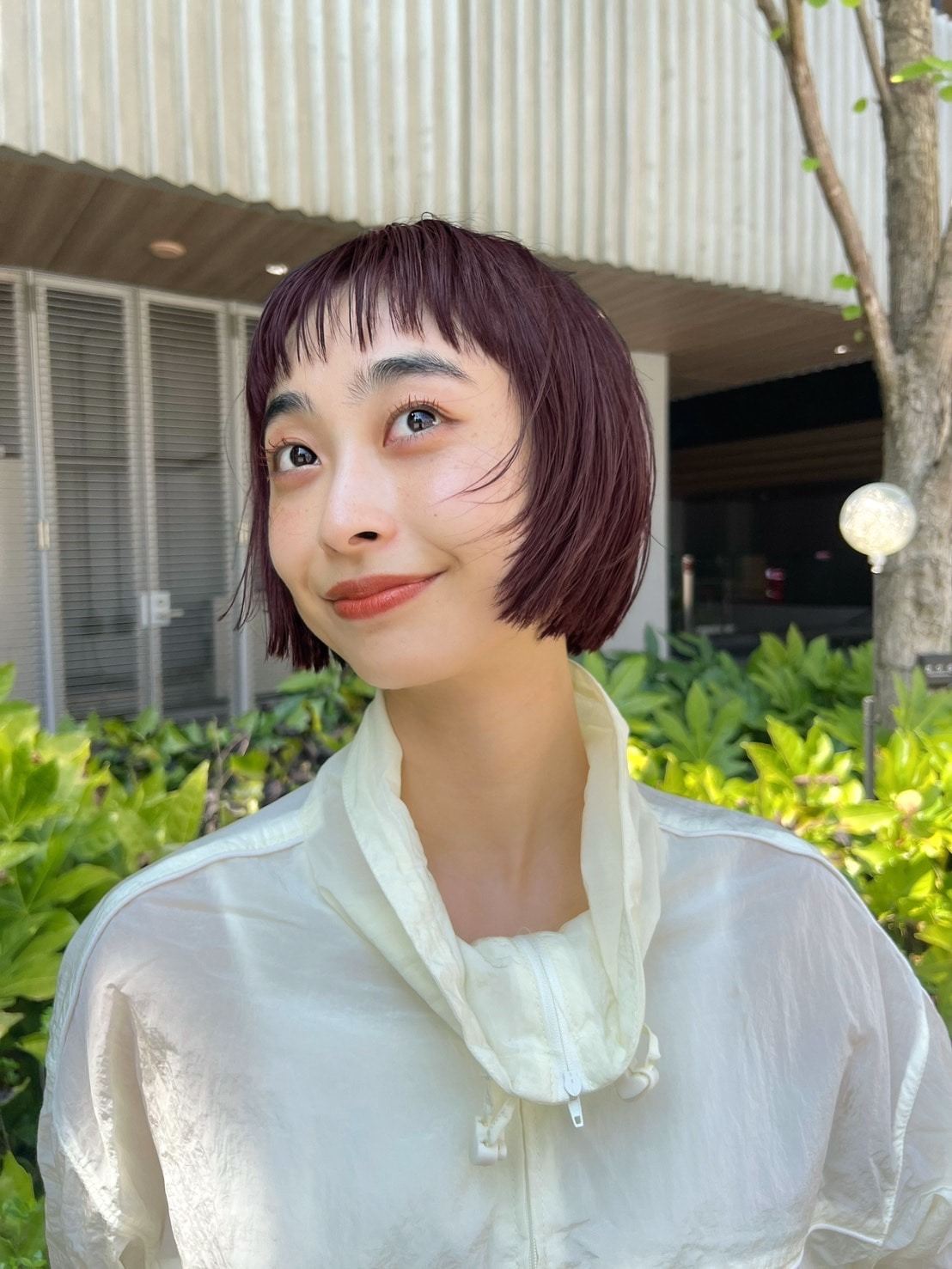 オン眉×ピンクラベンダーカラーで肌を明るく見せる！小顔レイヤーボブ　アザーカット02