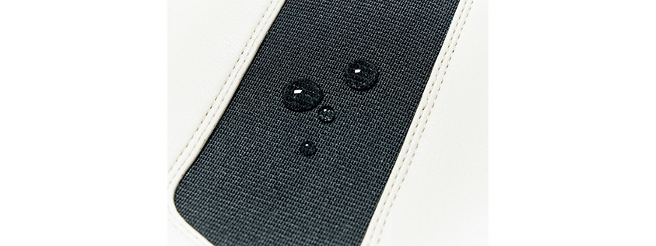 サイドゴア部分にも撥水加工を採用