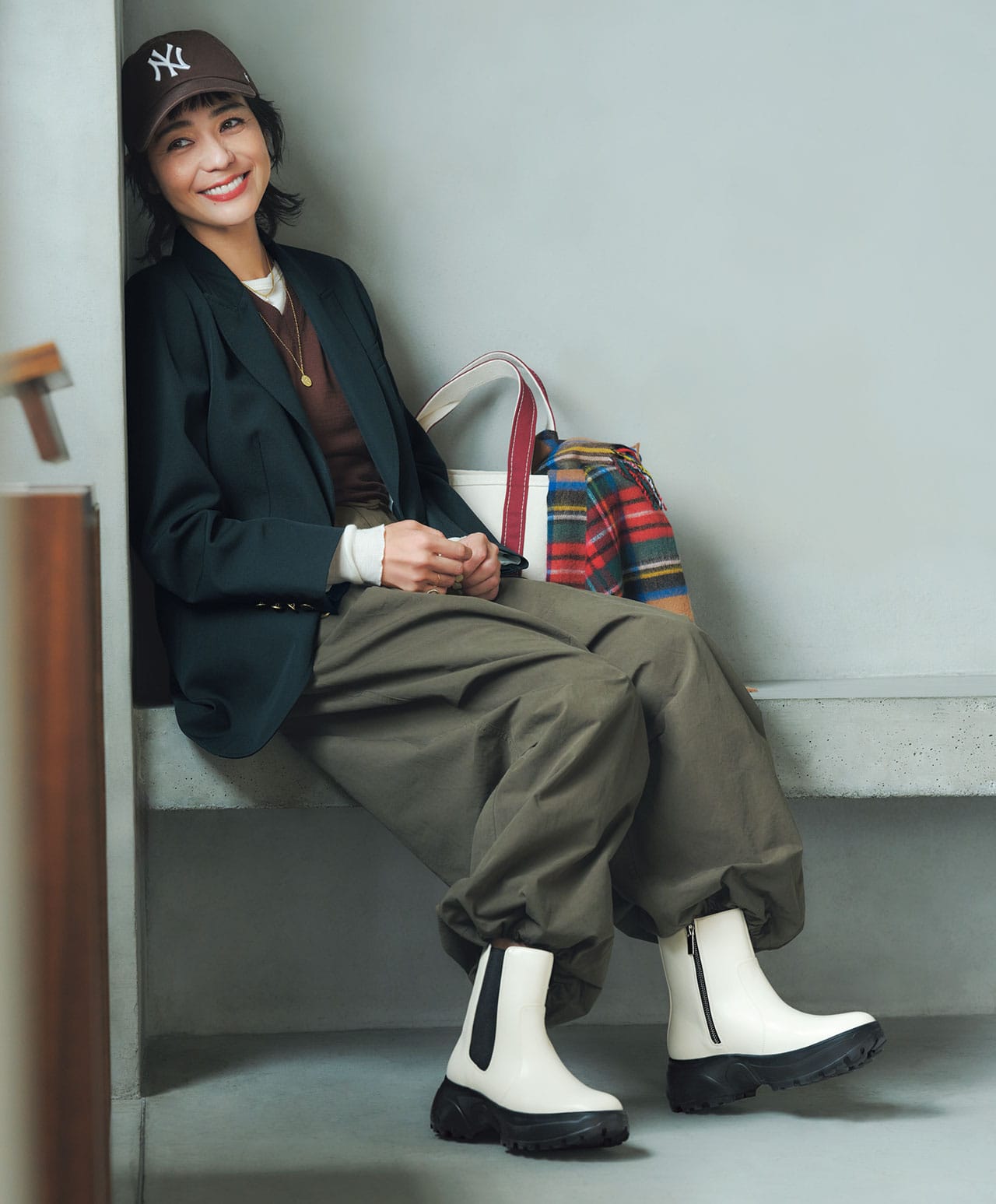 靴【W3061】￥8800／ABCマート（ABC SELECT）　ジャケット￥55000（シップス ナインケース）・ストール￥15950（ツイードミル）／シップス インフォメーションセンター　ベスト￥14300／Life’s 代官山店（トゥデイフル）　カットソー￥17600／ティッカ　パンツ￥8800／ケービーエフ ルミネエスト新宿店（ケービーエフ）　帽子￥4400／フォーティーセブン　ネックレス（短）￥18700／シトラリー　ネックレス（長）￥27500・リング（薬指）￥51700〜／マリハ　リング（小指）￥18700／フーブス（イリスフォーセブン）　バッグ￥11000／L.L.Beanカスタマーサービスセンター（エル・エル・ビーン）　モデル／竹下玲奈