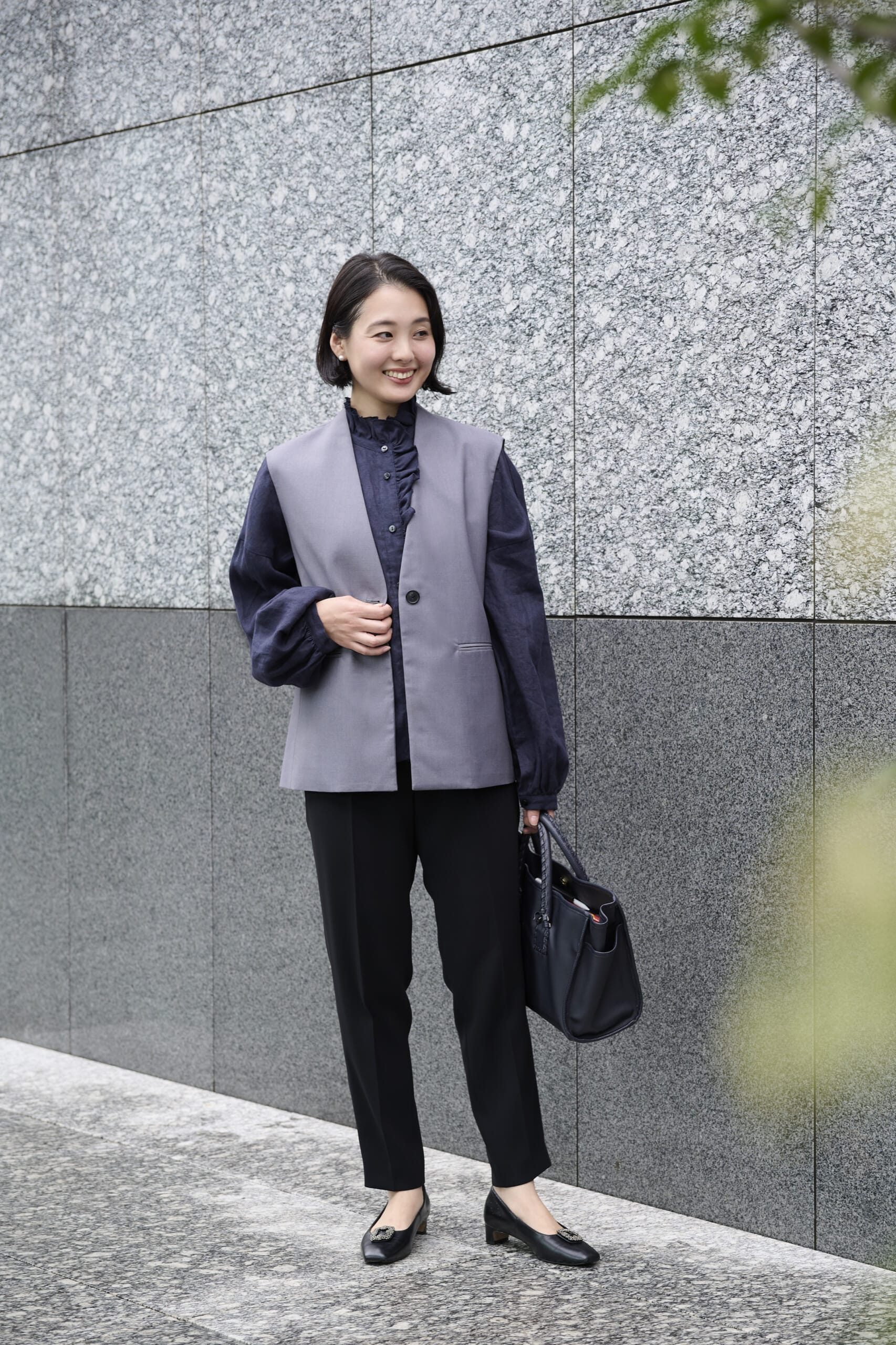 リネンフリルブラウス　ノーカラージレ　セレモニーコーデ