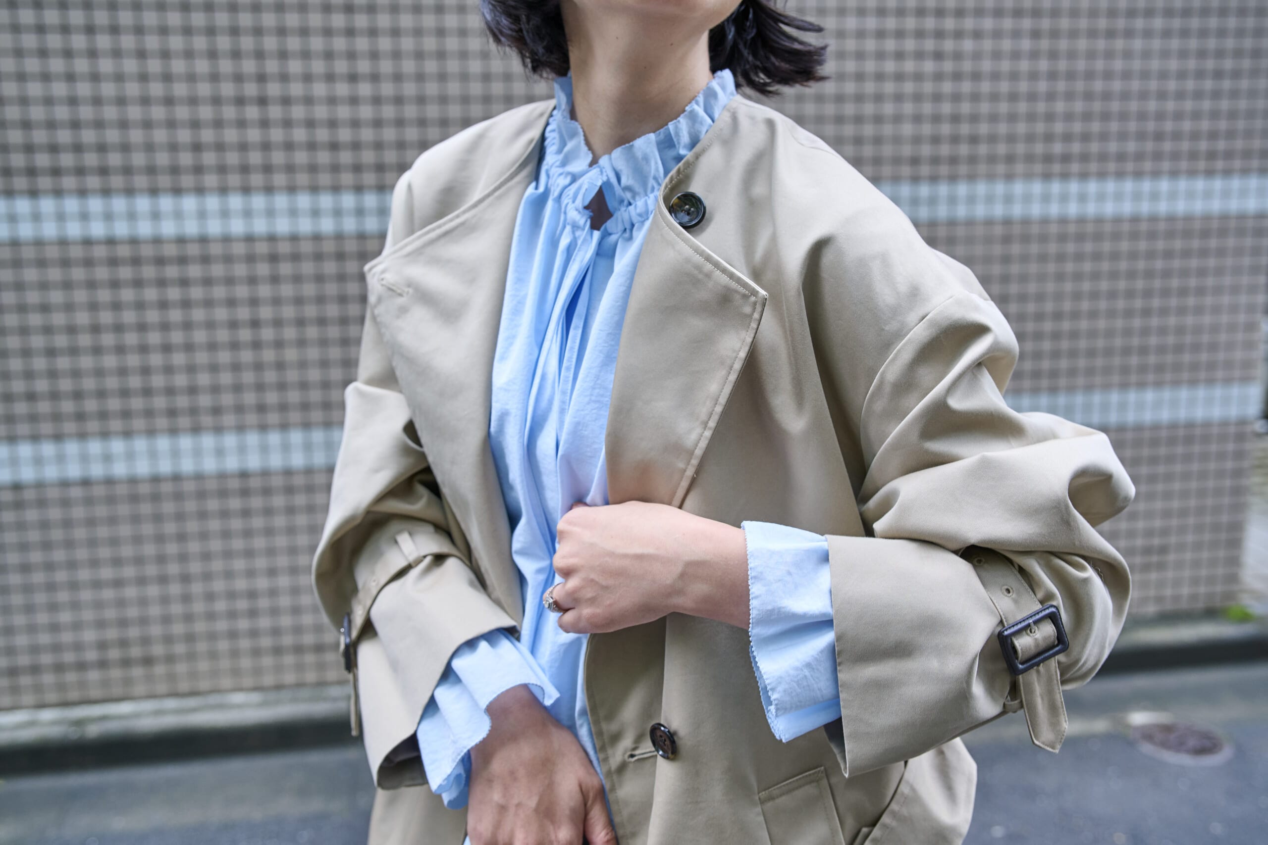 フリルブラウス　華やぎブラウス　甘めコーデ