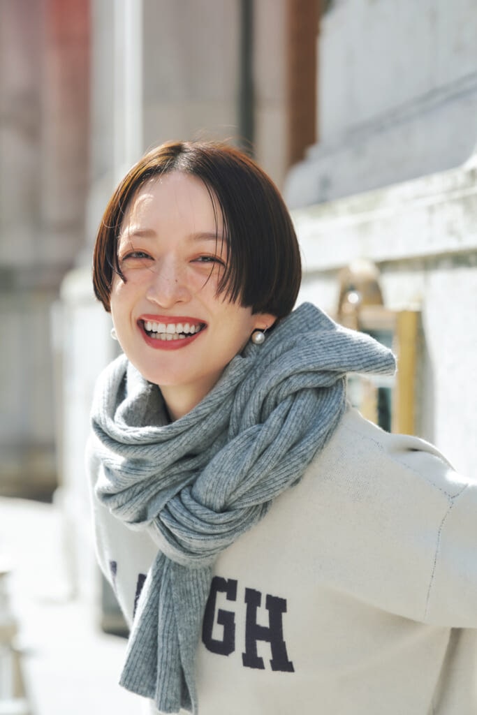 高山都さんの「Samansa Mos2 blue」リブマフラー（ノベルティ）のコーデ