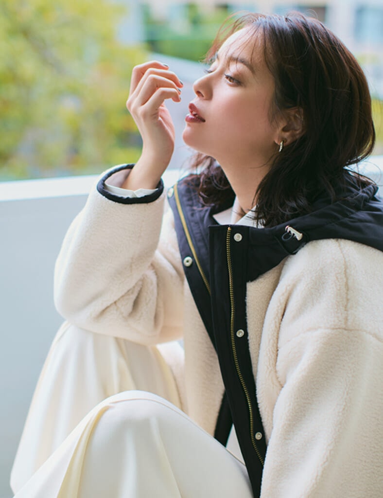 岸本セシルさんの『ANY』ボアのミドルコートのコーデ4