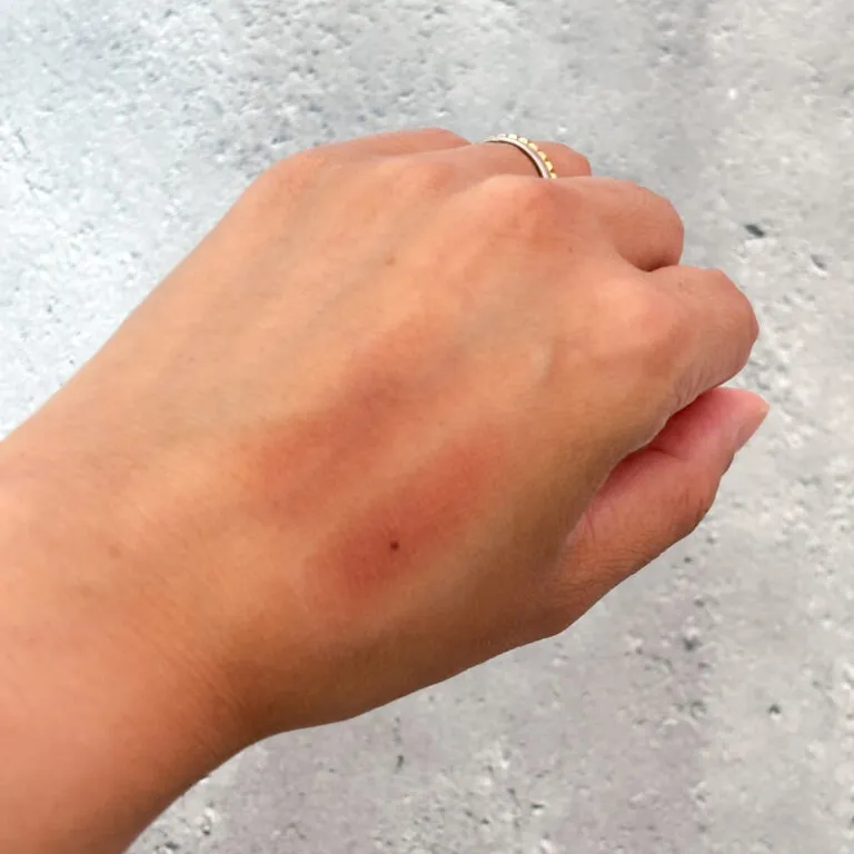 無印良品「アイカラーベース」手にアイシャドウと塗ったところ