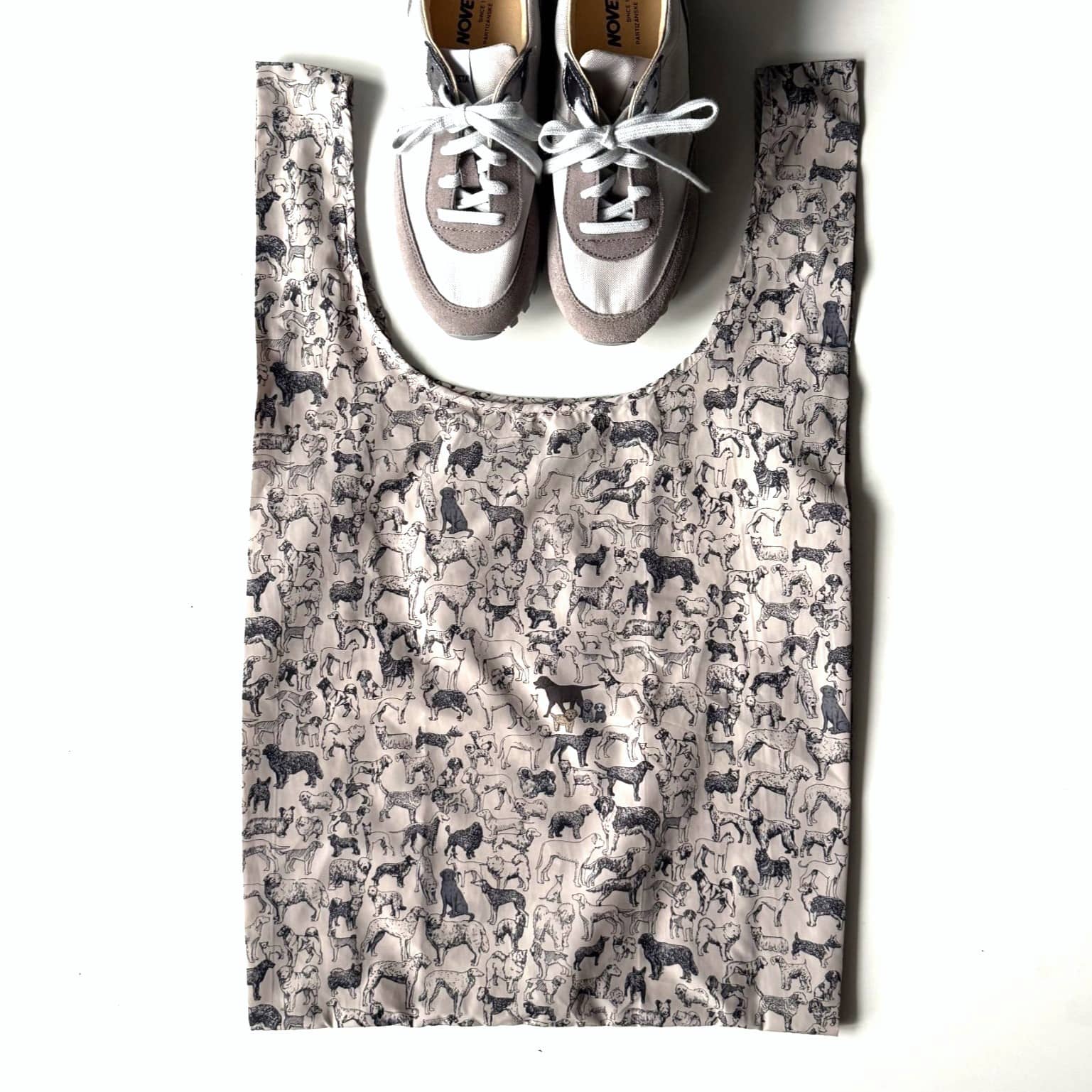 HUG O WaR ハグ オー ワー「New Dog Paradise pt. マルチバッグ（M）DRAWER NOVESTA/MARATHON RUNNER SUPER TRAIL スニーカー