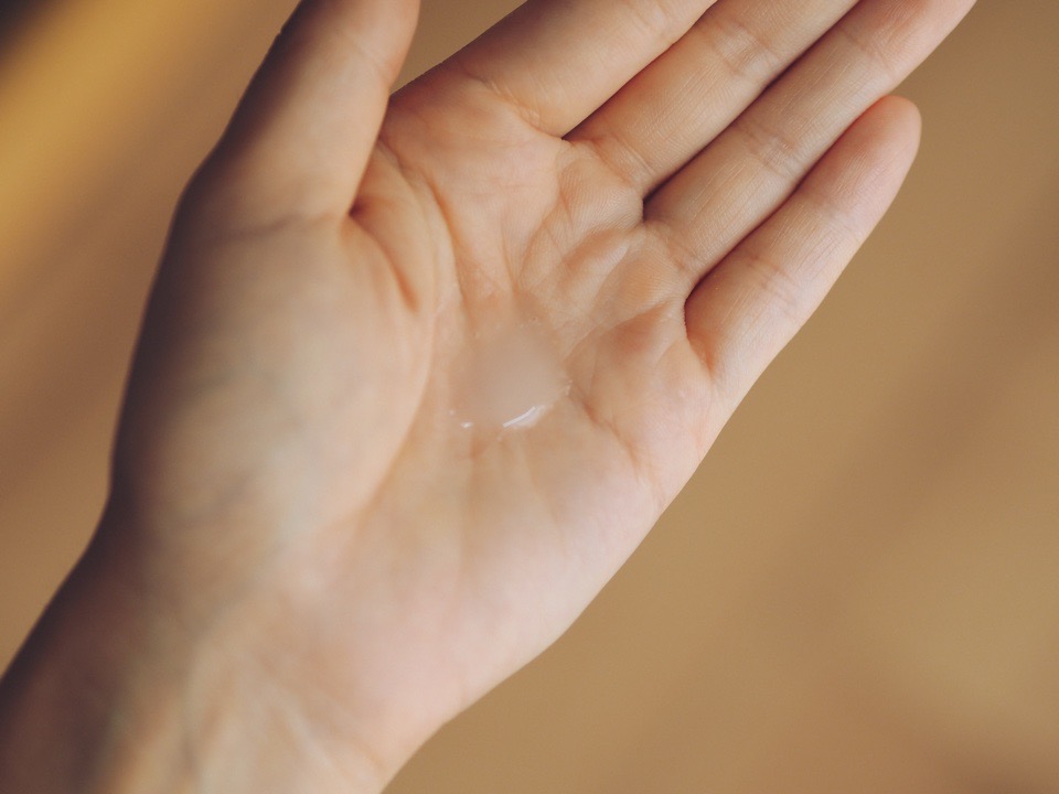 イプサのエムイーエヌを手のひらにだしたところ