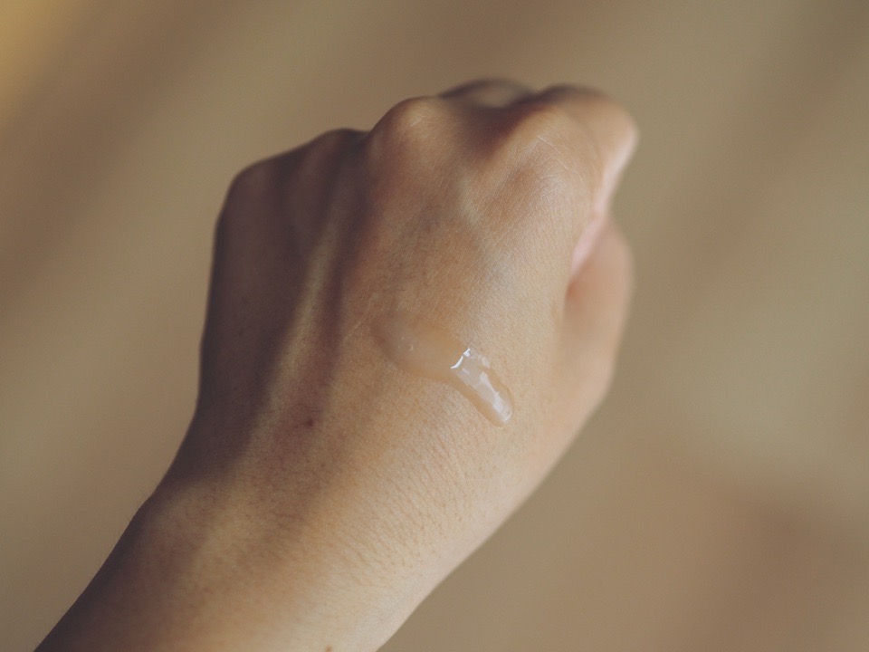 イプサのエムイーエヌ肌に出してテクスチャーを試しているところ