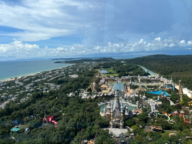 ヴィンワンダーズ フーコックの観覧車から見える園内の写真