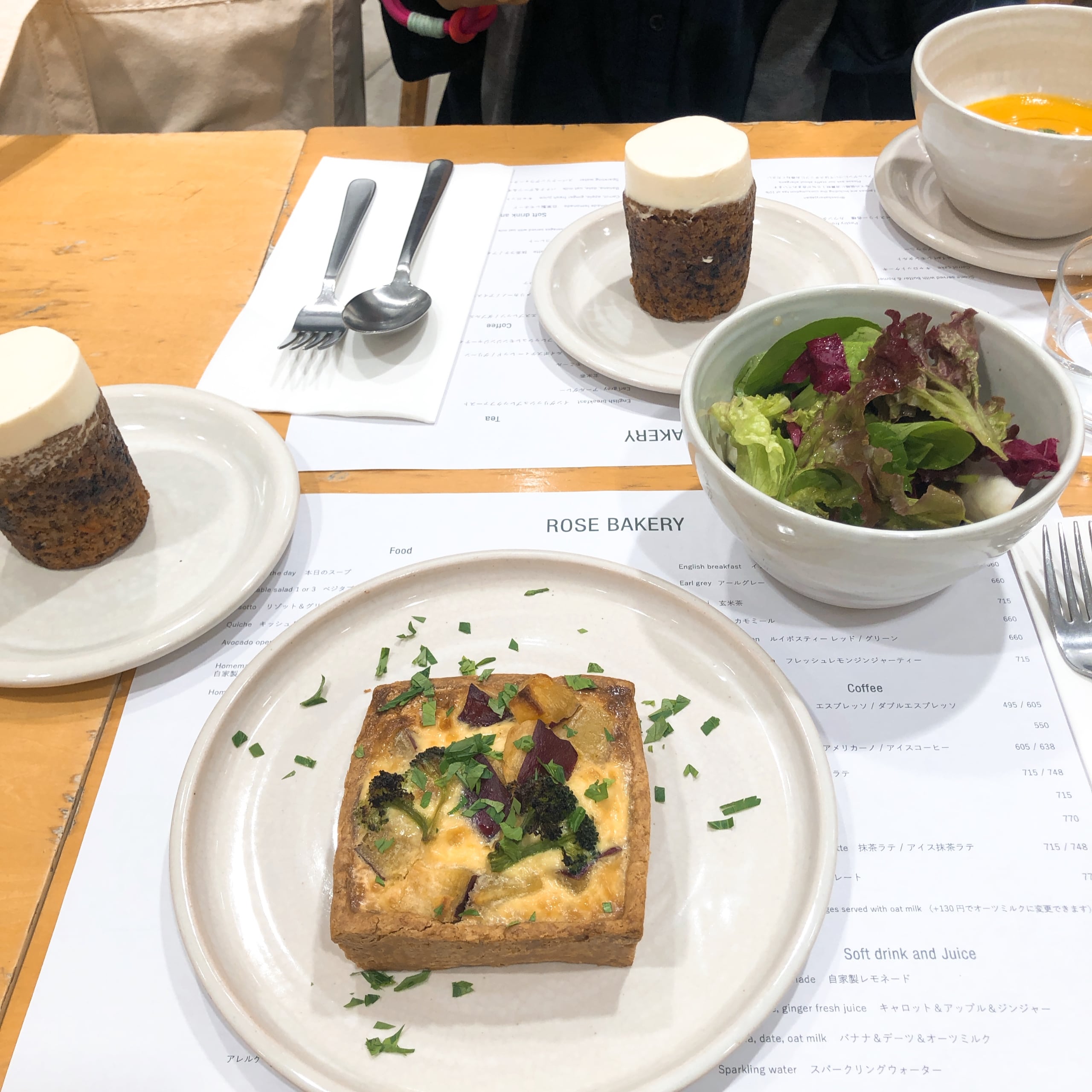 ローズベーカリー　丸の内　キャロットケーキ　キッシュ