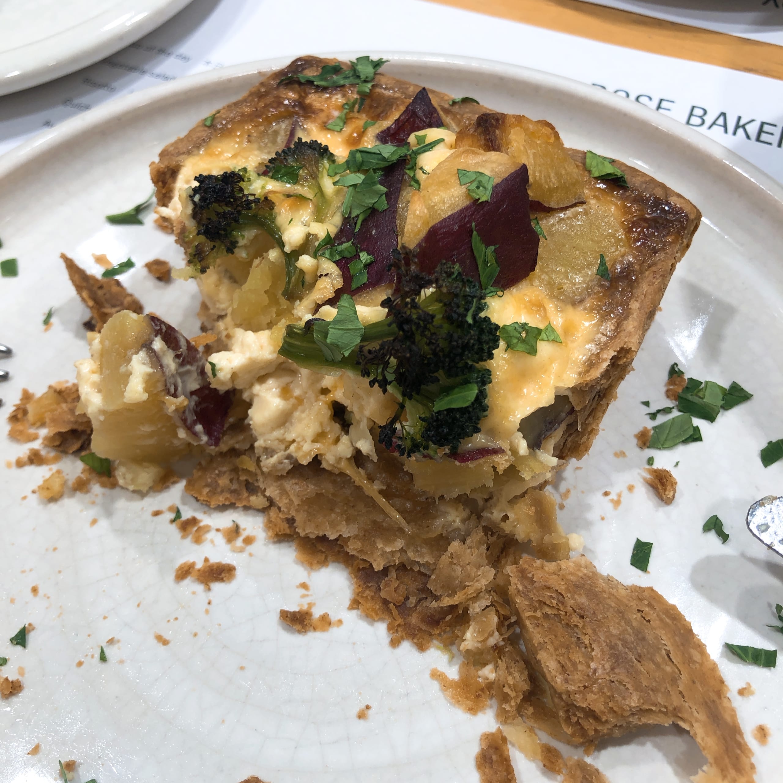 ローズベーカリー　丸の内　キャロットケーキ　キッシュ