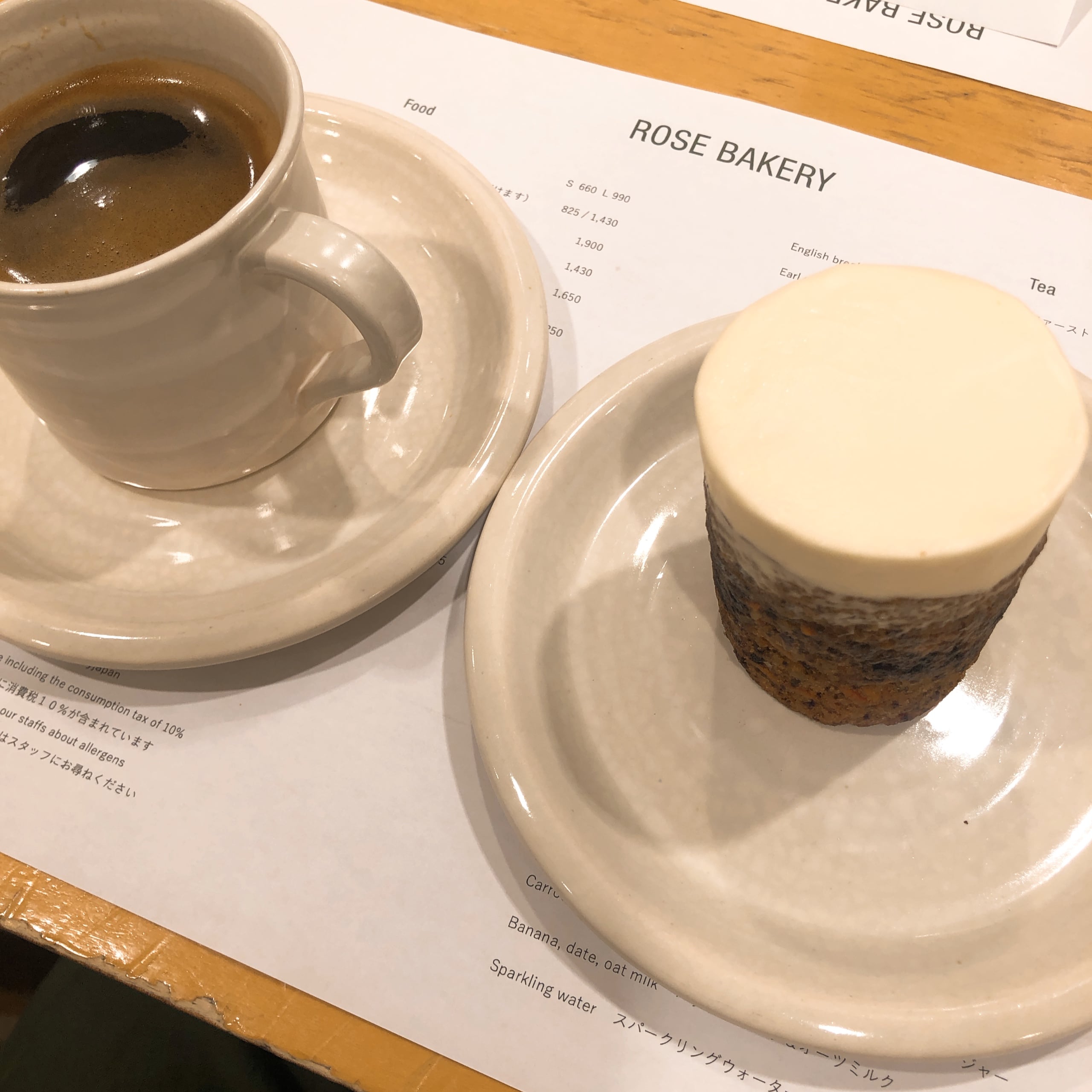 ローズベーカリー　丸の内　キャロットケーキ　キッシュ