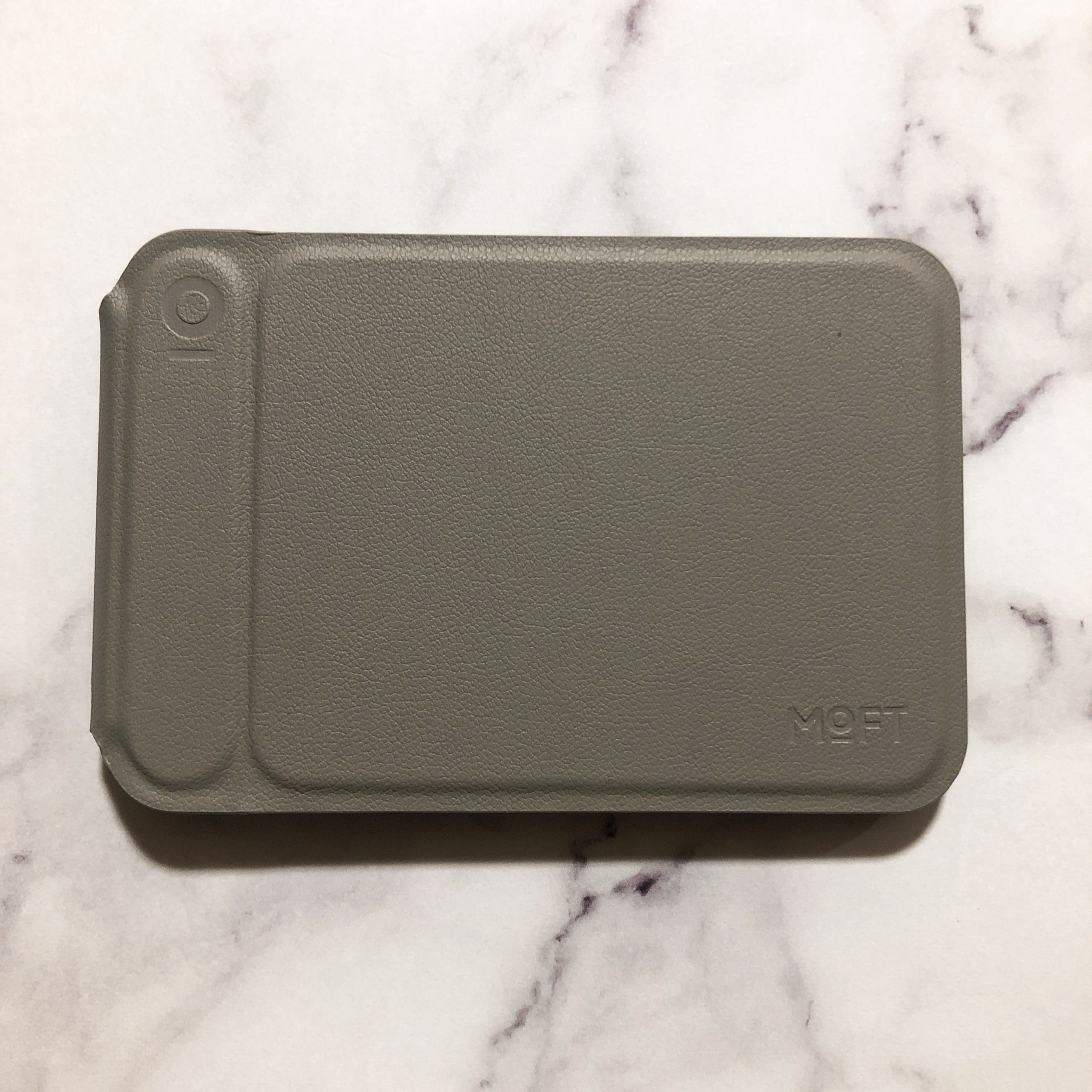 iPhone16e　ストラップ　art of black　パラコード　moft 8 in 1 ESR スマホケース　保護フィルム　画面　magsafe