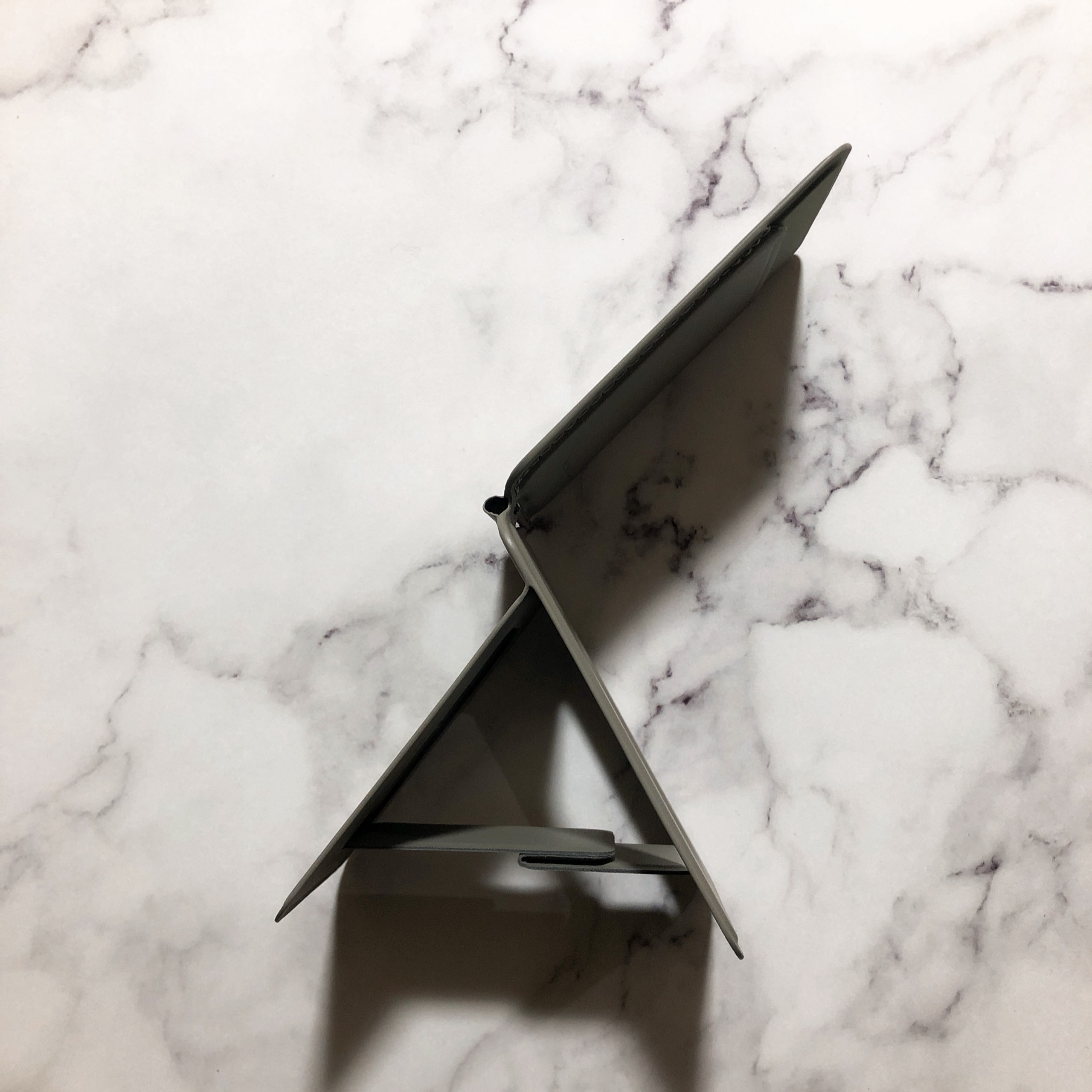 iPhone16e　moft 8 in 1 ESR スマホケース　保護フィルム　画面　magsafe