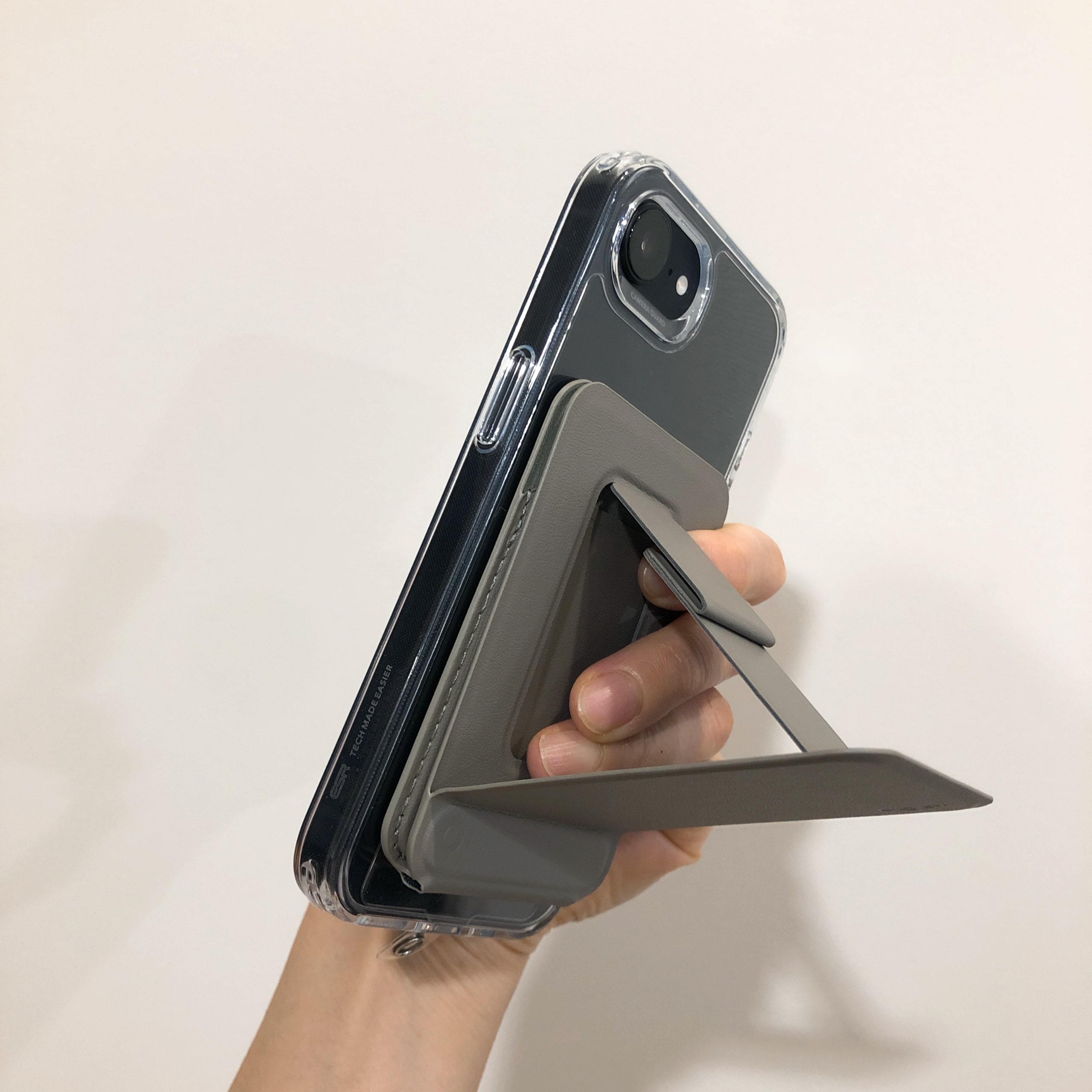 iPhone16e　ストラップ　art of black　パラコード　moft 8 in 1 ESR スマホケース　保護フィルム　画面　magsafe