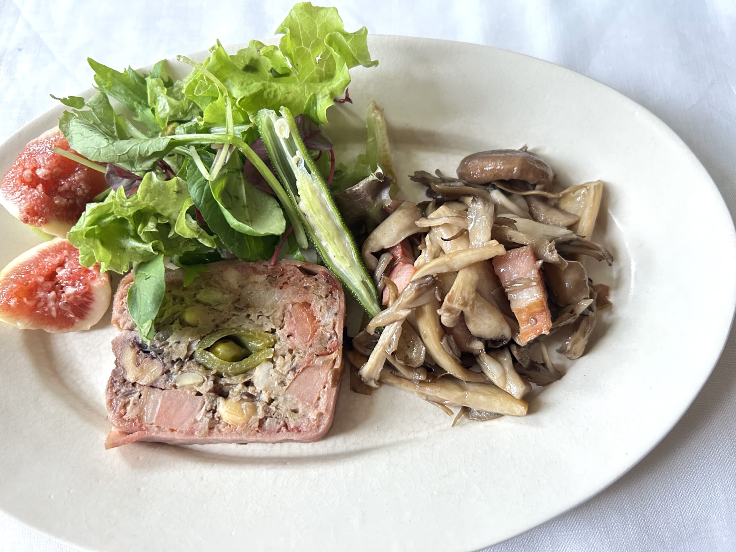 LEE100人隊TBあきさんが作ったパテドカンパーニュとサラダ、いちじく、きのこのマリネ