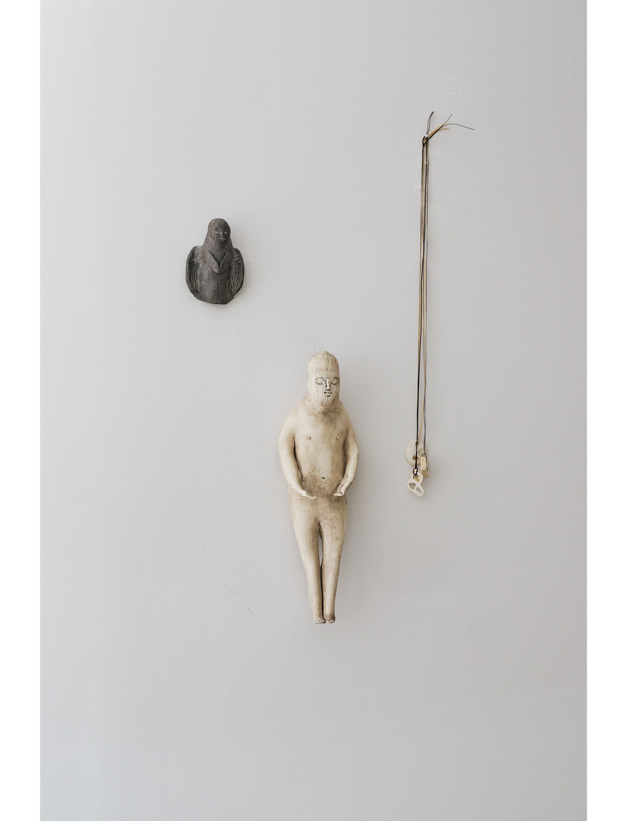 左はお気に入りの天使モチーフ、右は「その不思議な存在感に惹かれて」石井さんが初めて手に入れた作品で、手持ちのネックレスとともに壁掛け。