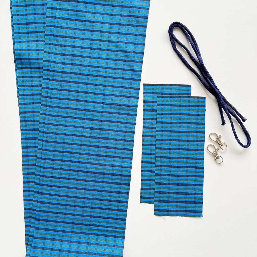 ファミリアチェック　スマホストラップ　ハンドメイド