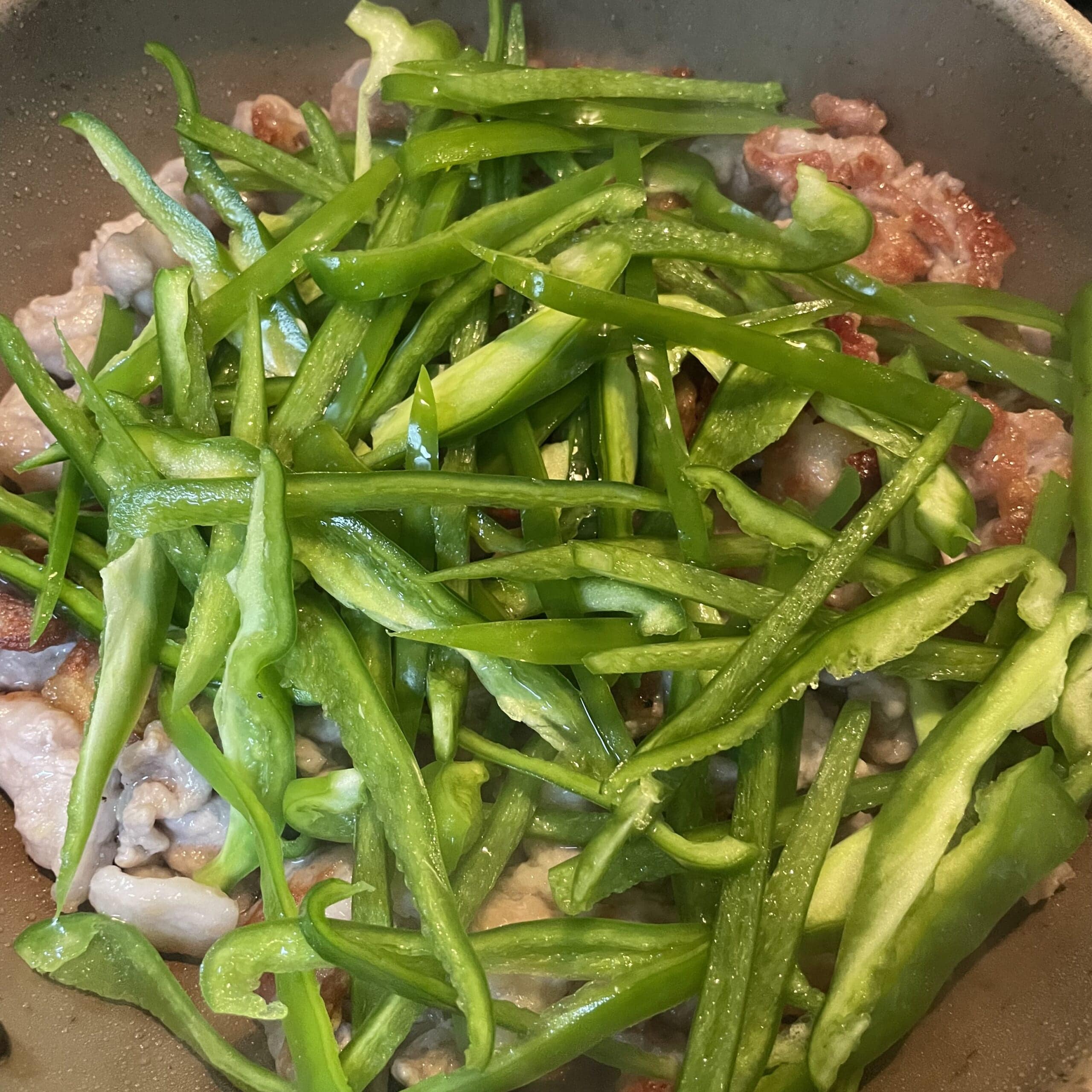 長谷川あかりさんのレシピ「塩チンジャオロースー」を40代主婦が作っている途中のフライパンの中の写真。火入れ前。