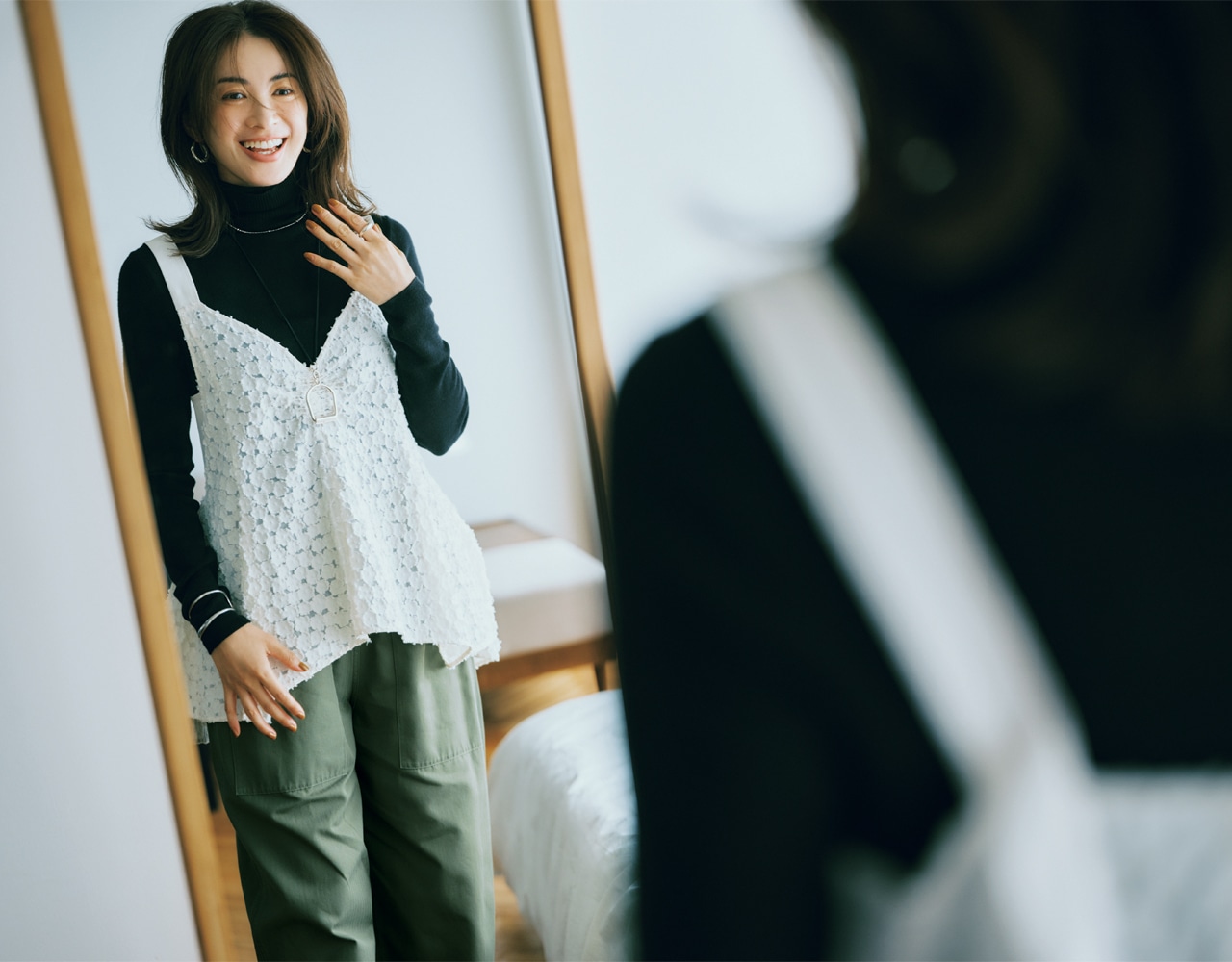 白キャミとワークパンツコーデ高垣麗子さん