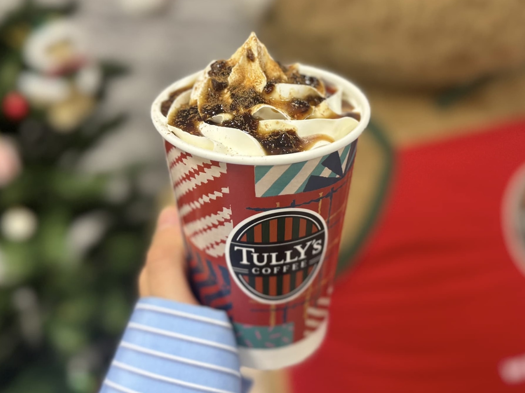 タリーズ2025ホリデーメニュー「&TEA ラムレーズンロイヤルミルクティー」手持ち