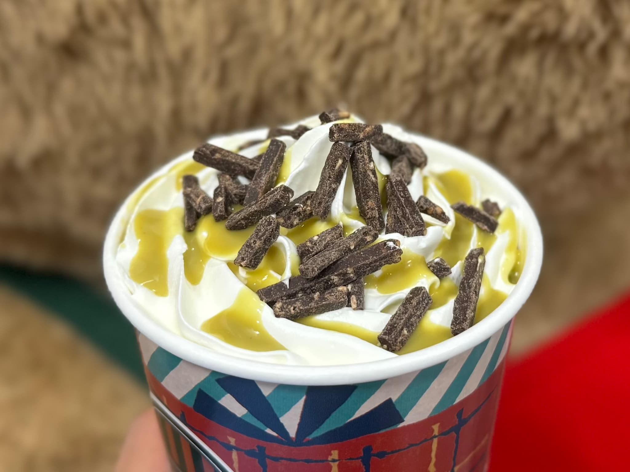 タリーズ新作ホリデー2025メニュー「タリーズドバイチョコレートラテ」トッピングアップ