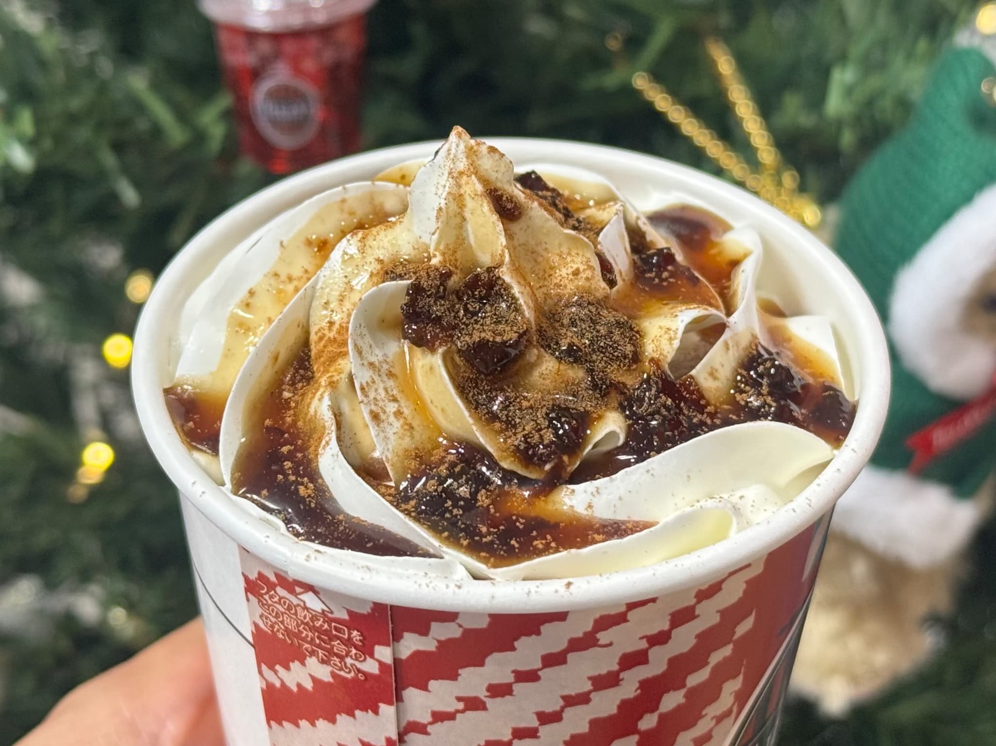 タリーズ2025ホリデーメニュー「&TEA ラムレーズンロイヤルミルクティー」トッピングアップ