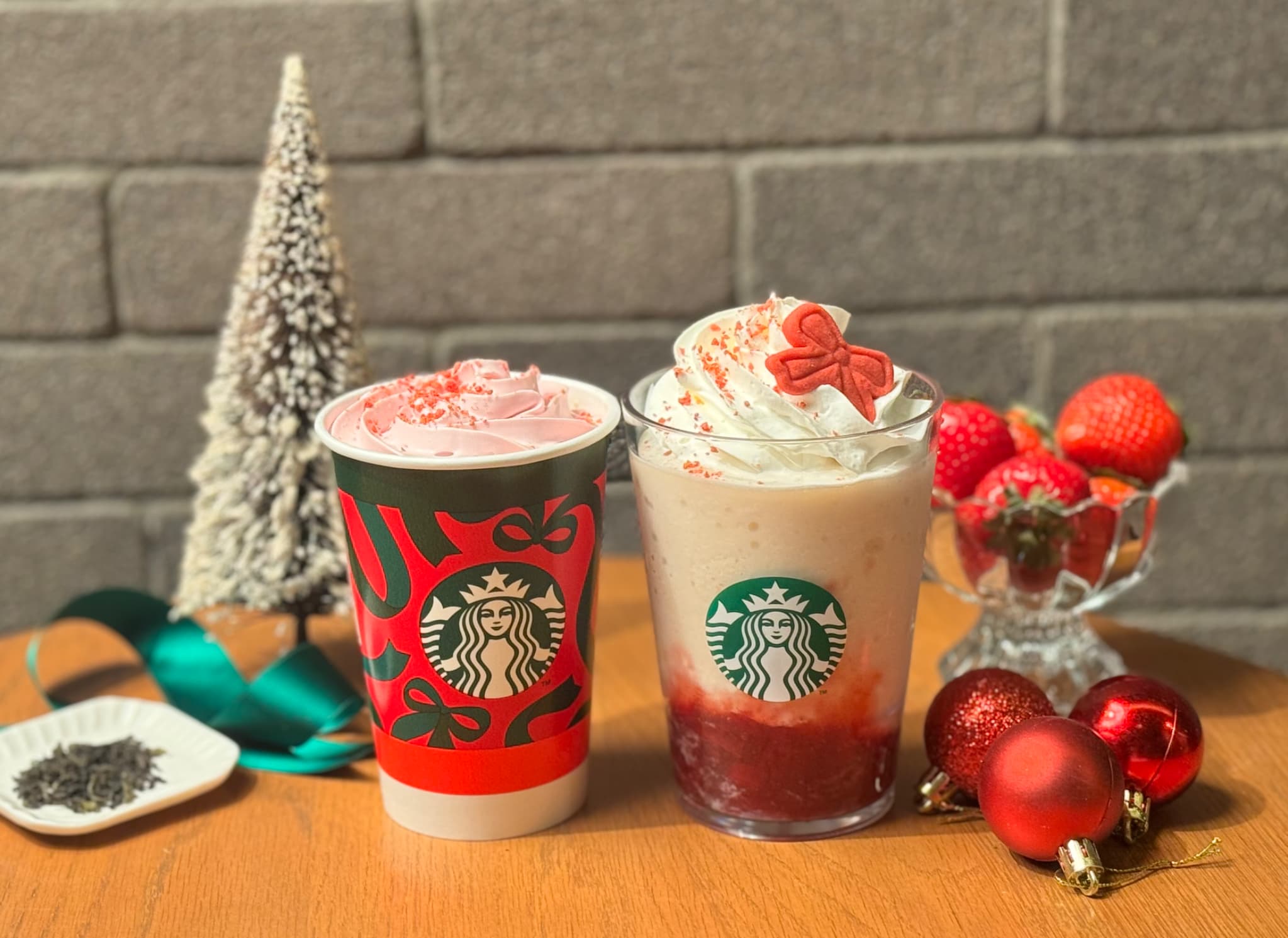 スタバホリデー2025第一弾、ジョイフルメドレーを使ったフラペチーノとラテ