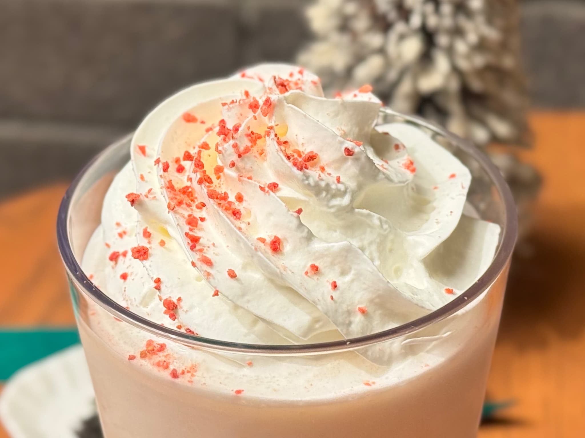 スタバ新作ホリデー2025「ストロベリー & ジョイフルメドレー ティー フラペチーノ®」トッピング部分