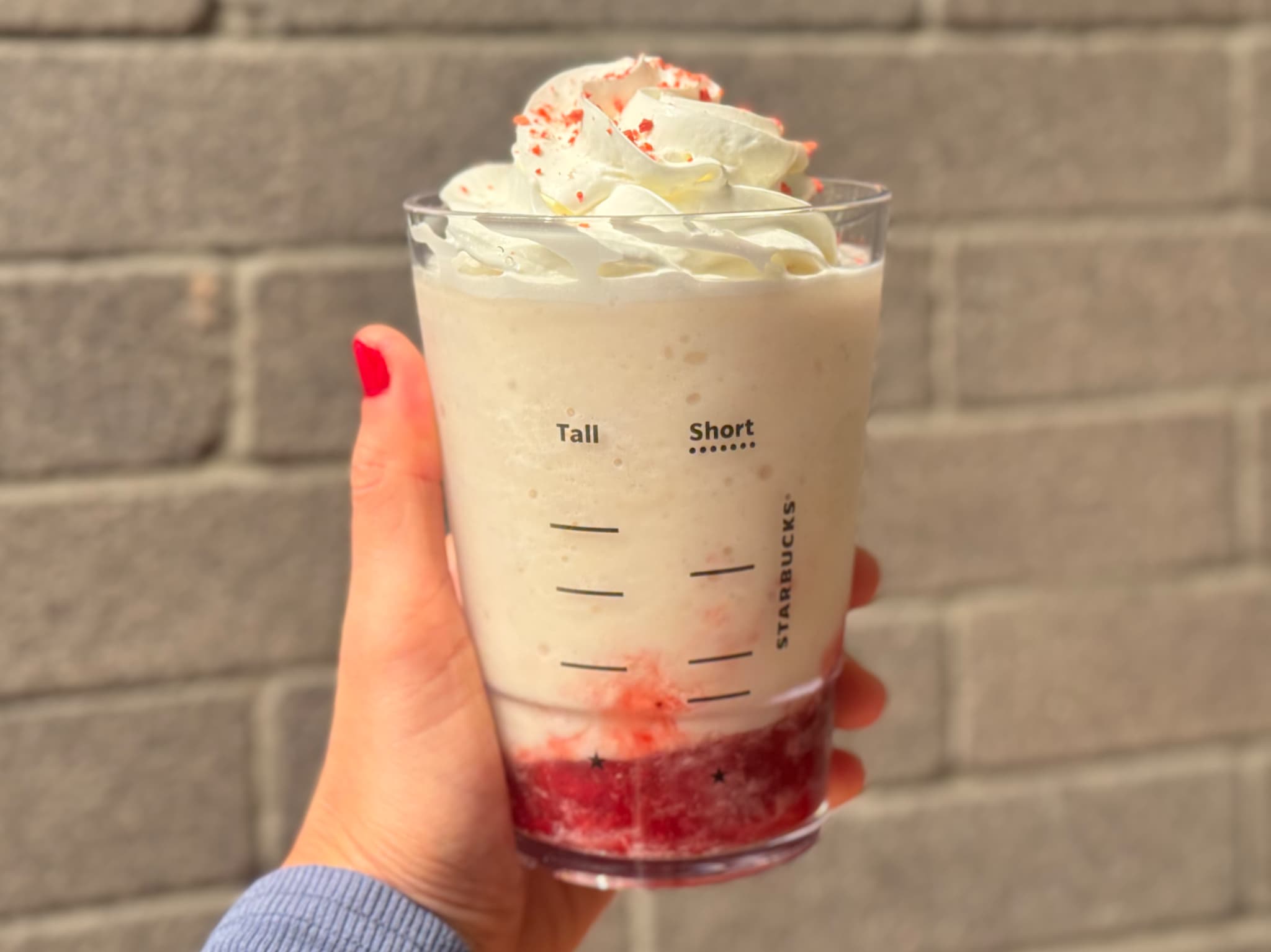 ストロベリー & ジョイフルメドレー ティー フラペチーノ®　横から見たカット