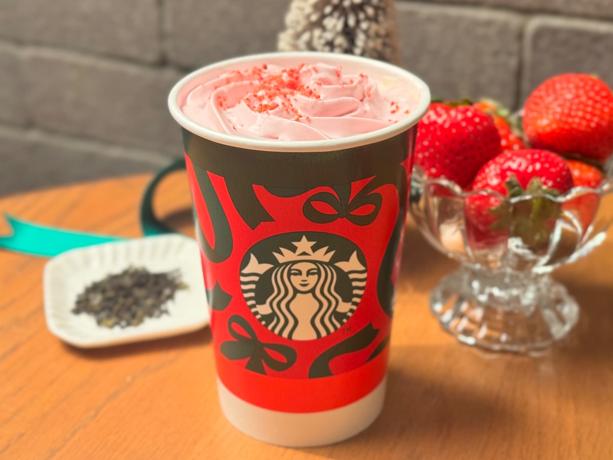 スタバ新作ホリデー「ストロベリー ムース & ジョイフルメドレー ティー ラテ」