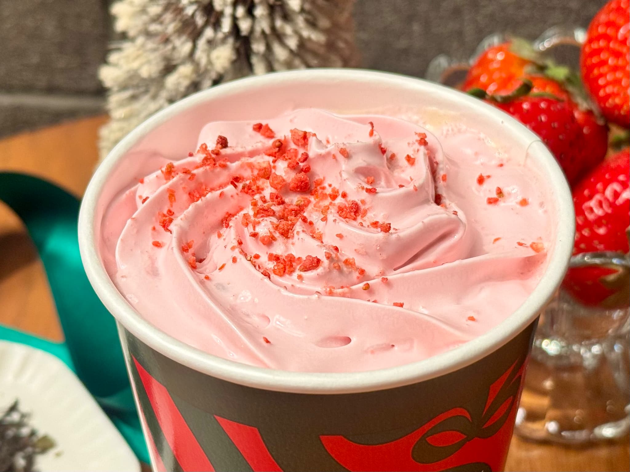 スタバ新作ホリデー「ストロベリー ムース & ジョイフルメドレー ティー ラテ」ムースアップ