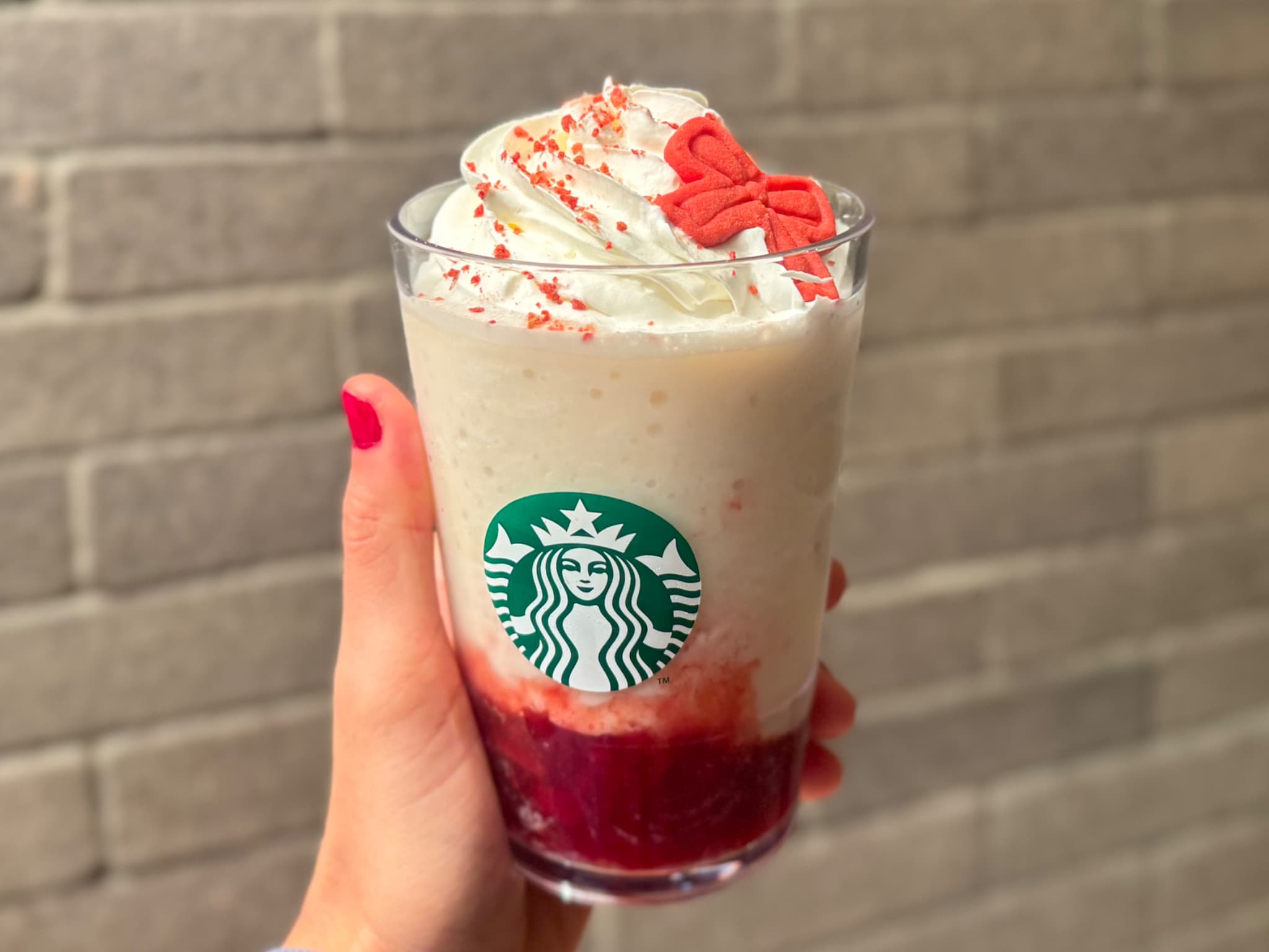 スタバホリデー2025リボンクッキーをトッピングしたフラペチーノ