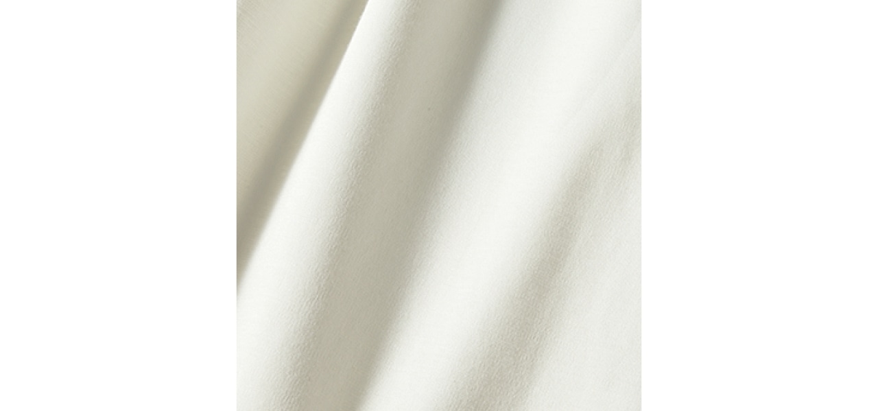 シルケット加工を施したスーピマコットン混の生地を使用。光沢やドレープが美しく、洗濯機洗い可能で型崩れしにくい点も優秀。