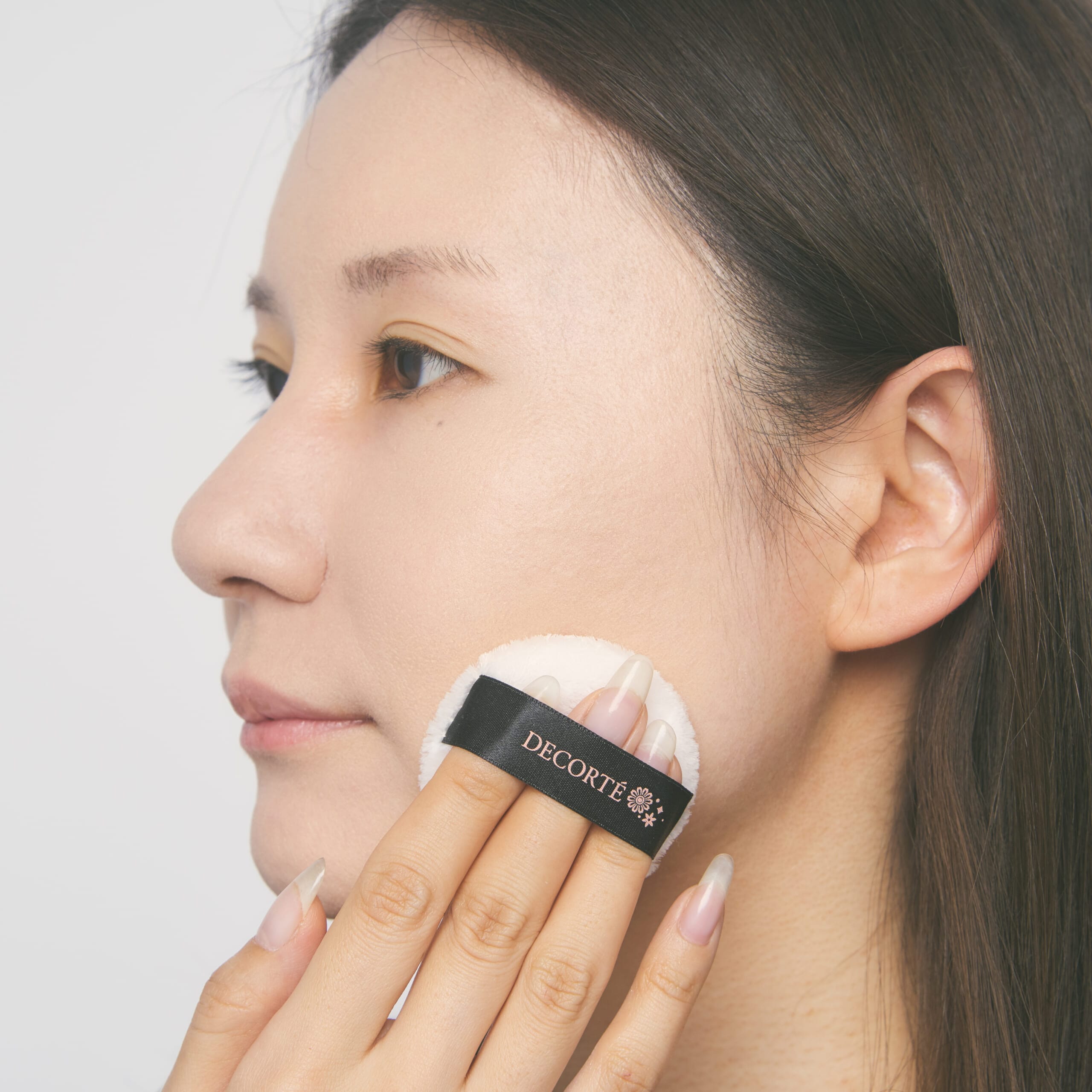 ルース パウダー ETERNAL BLOOMを使用しているところ。