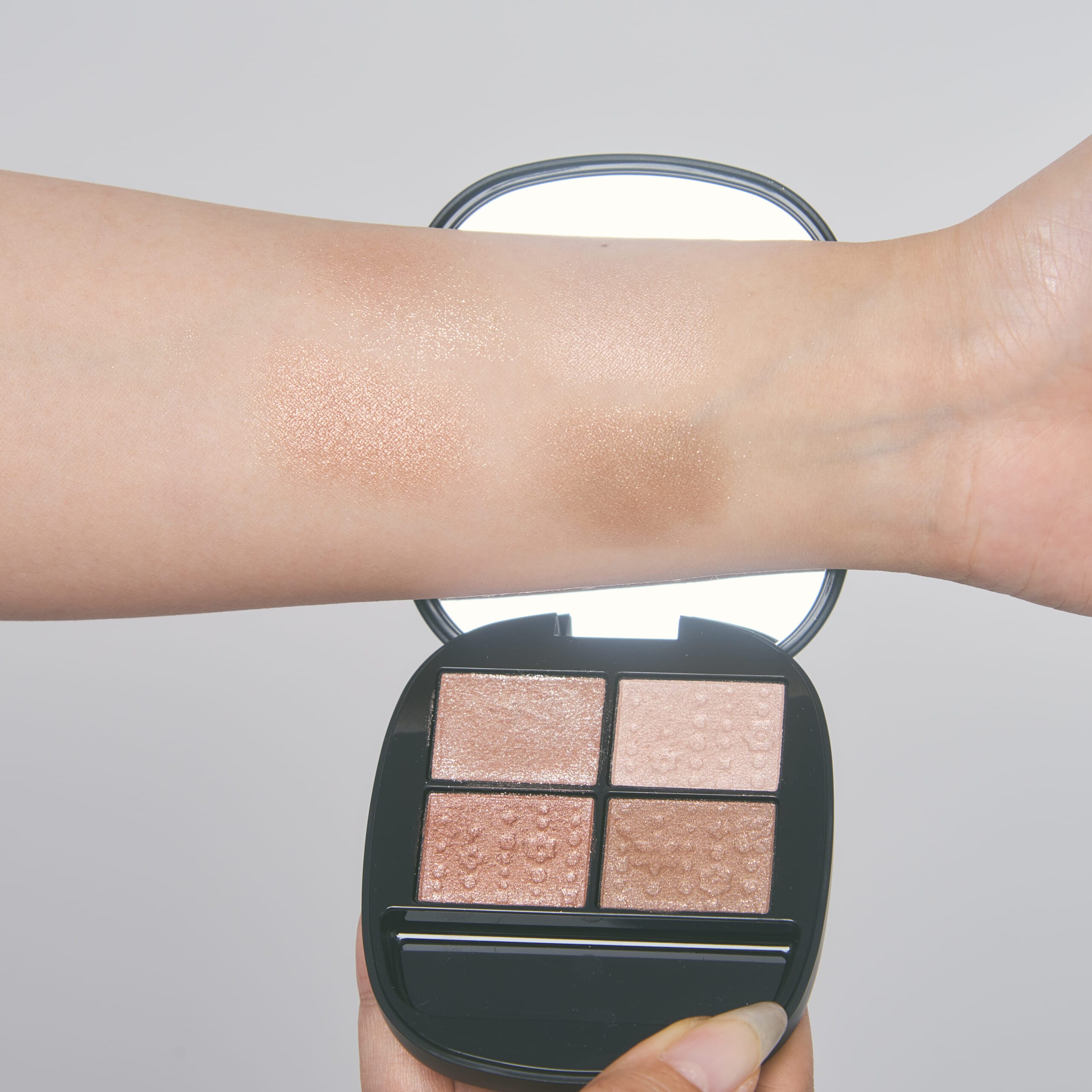 スキンシャドウ デザイニング パレット ETERNAL BLOOM をスウォッチ。